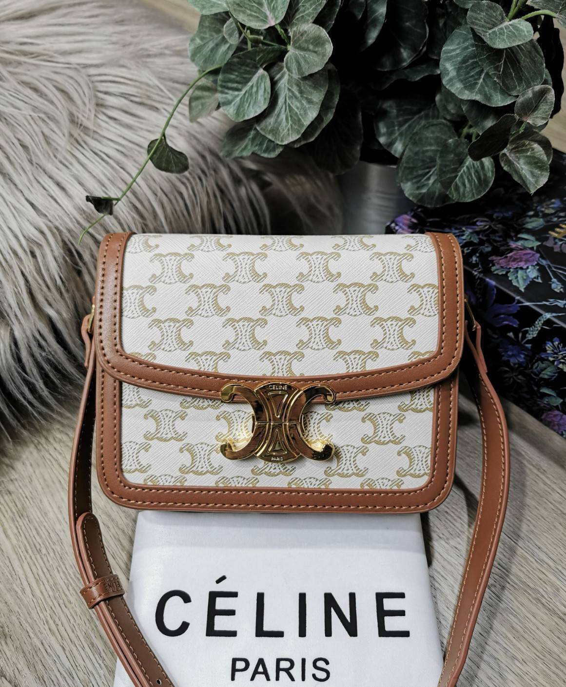 CELINE TRIOMPHE CROSSBODY BAG VIP GIFT WITH PURCHASE-GWP พรีเมี่ยมกิ๊ฟ Limited Edition จาก CELINE PERFUME DUTY FREE COUNTER วัสดุ TRIOMPHE CANVAS & LEATHER ดีไซน์ยอดนิยมสไตล์สาว LISA