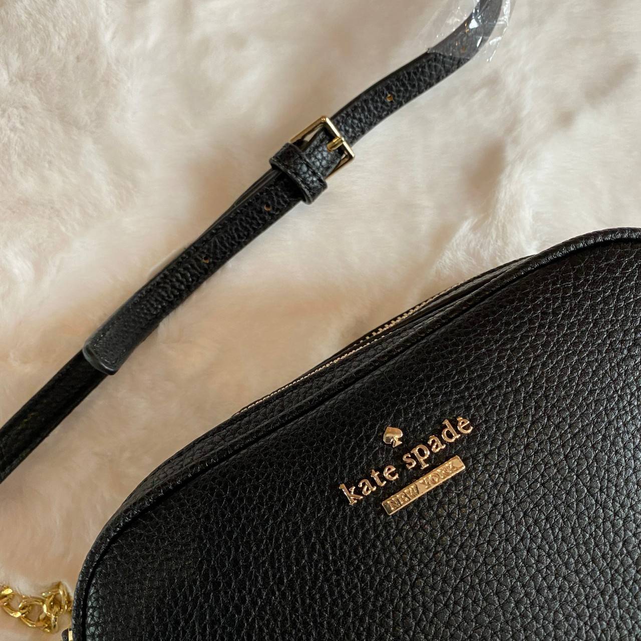 ของแท้ Kate Spade New York Mini Leather Shoulder Bag กระเป๋าสะพายขนาดมินิหนังสวยหรูอยู่ทรงด้านหน้าประดับโลโก้สีทอง