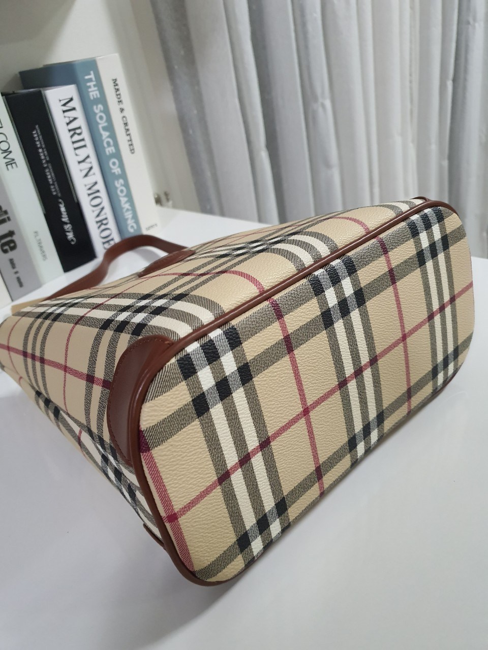 พรีเมี่ยมกิ๊ฟแท้ 100% 】BURBERRY VINTAGE BAG VIP GIFT WITH PURCHASE (GWP) กระเป๋าสะพายไหล่ พรีเมี่ยมกิ๊ฟ Limited Edition จากBURBERRY วัสดุหนังPVC สวยหนังนิ่ม ตัดด้วยสายหนังสีน้ำตาลเข้ม *สวยตาแตกกกก