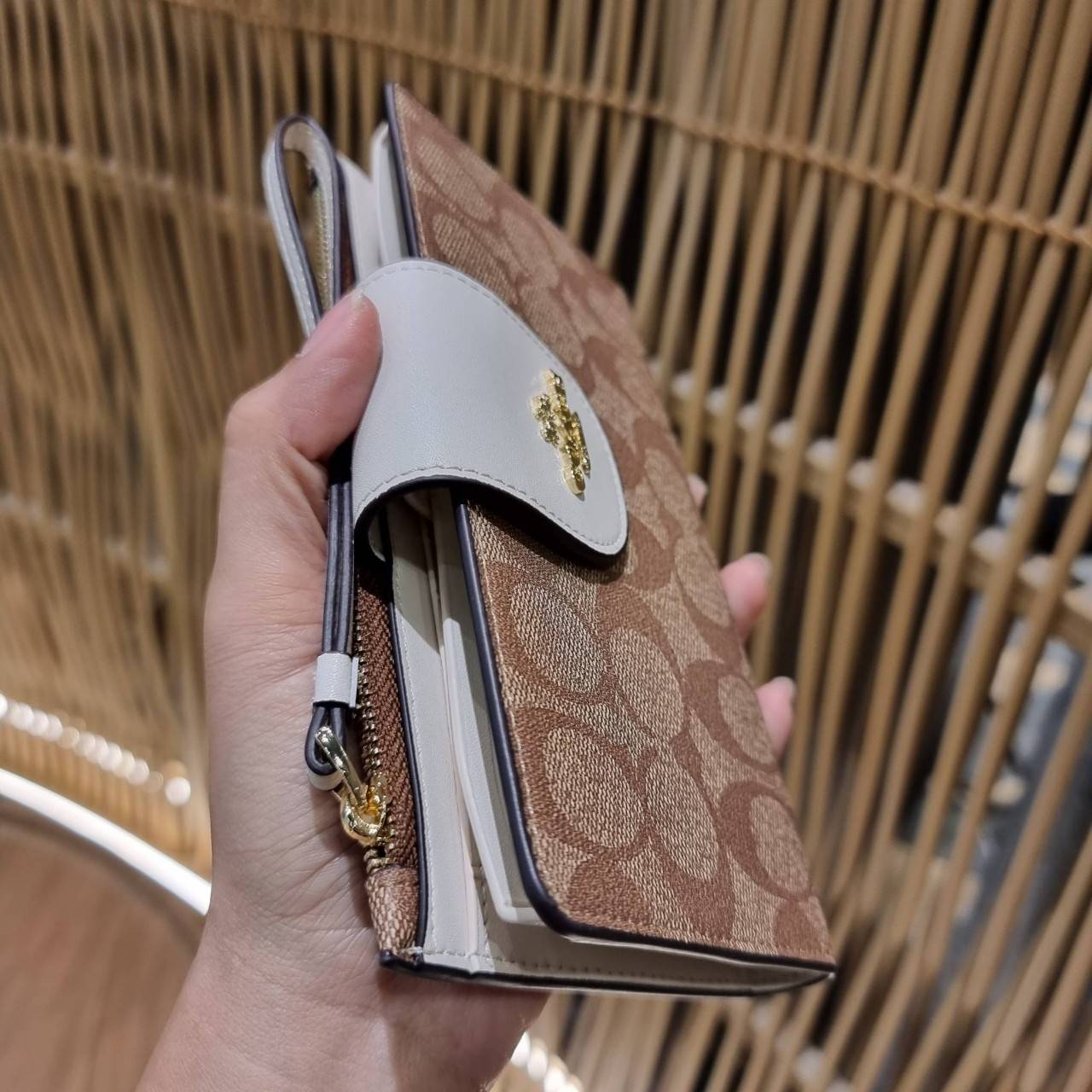 พร้อมส่ง 7 สี COACH C2874 TECH WALLET IN COLORBLOCK SIGNATURE CANVAS จัดให้สีใหม่ก่อนใคร!! ดีไซน์ใหม่ คอลเลคชั่นสวยหรู กระเป๋าสตางค์พร้อมสายคล้องมือ ง่ายต่อชีวิตมากจ้า!! มันดีอะไรเบอร์นี้ ใส่ได้ทั้งบัตร และโทรศัพท์ก็ใส่ได้ทุกรุ่น แถมยังมีช่องซิปแยกไปอีก ช