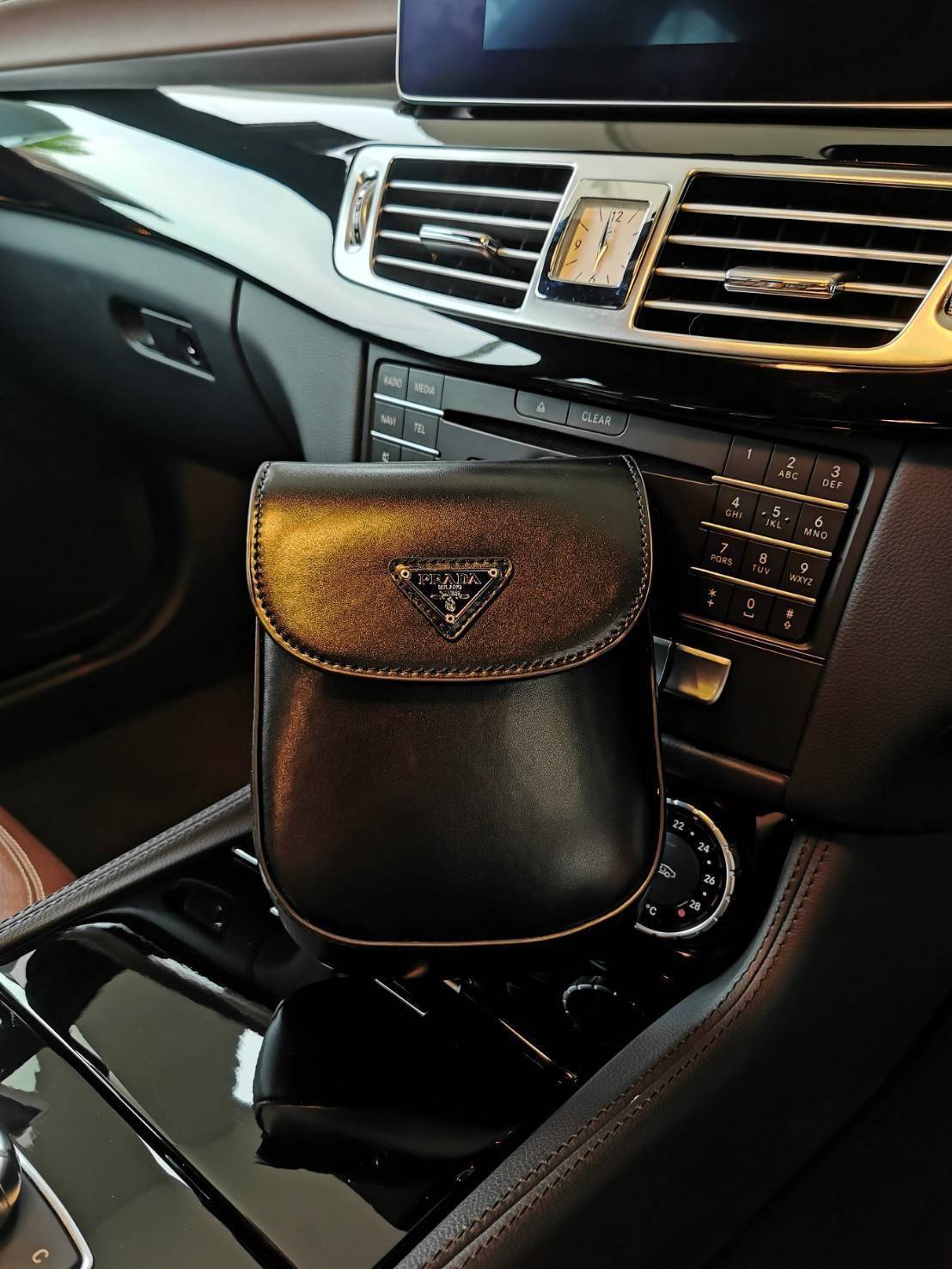 พรีเมี่ยมกิ๊ฟแท้ 100% 】Prada Leather Crossbody Bag Gift With Purchase (GWP) พรีเมี่ยมกิ้ฟรุ่นใหม่ล่าสุดจาก Prada Perfume DutyFree Counter หนังเรียบสวยอยู่ทรงด้านหน้าประดับโลโก้แบรนด์เปิดปิดด้วยฝาปิดกระดุมแม่เหล็ก