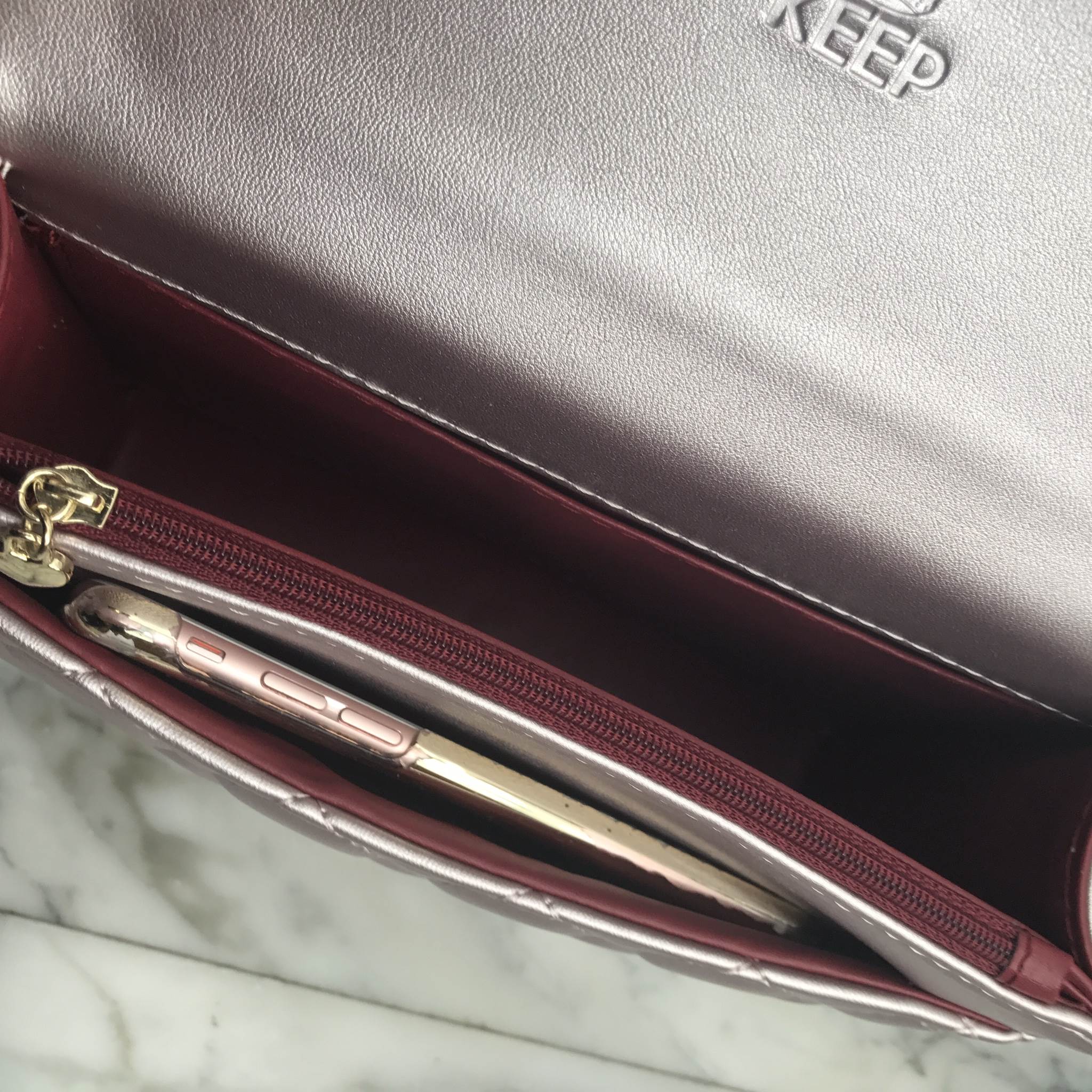 สีใหม่ล่าสุด ( Rose Gold ) ทรงขายดีที่สุด KEEP รุ่น Florence Flat bag สี Limited เฉพาะปีนี้เลยค่า ( จำนวนจำกัด ) ตัวกระเป๋าหนังแกะสังเคราะห์ ลายหนังสวยมากๆคะ นิ่ม-ตึง สุดๆ รุ่นนี้ จะมี 2 ขนาด คือ mini และ classic ไซด์