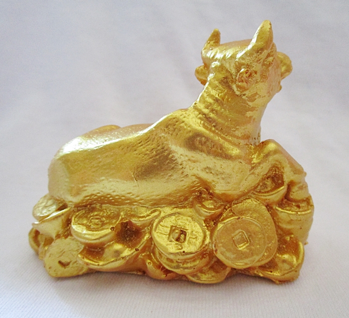 สินค้าหมดค่ะ วัวสีทองบนกองเงินกองทองแบบตั้งโต๊ะ เสริมดวงปีมะเส็ง ปี2561 นำความเป็นสิริมงคลแก่ท่านค่ะ