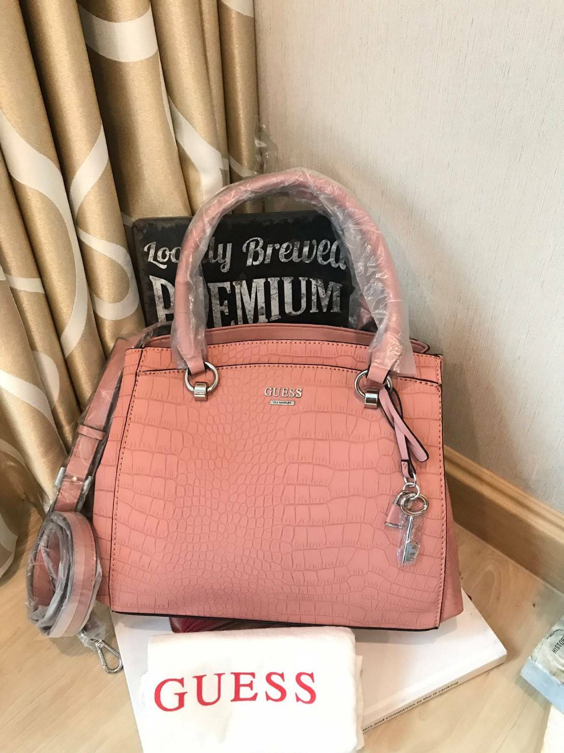 GUESS Croc Skin Women's Handbag Shoulder Bag กระเป๋าถือหรือสะพายหนังลายจรเข้ทั้งใบ เปิดปิดด้วยกระดุมแม่เหล็ก ภายในมีช่องใหญ่สองช่อง และมีช่องซิปคั่นกลาง ใส่ของได้เยอะรวมถึงมินิไอแพคและกระเป๋าสตางค์ทรงยาวได้ ด้านหน้าประดับแม่และลูกกุญแจสายหนัง สามารถถ