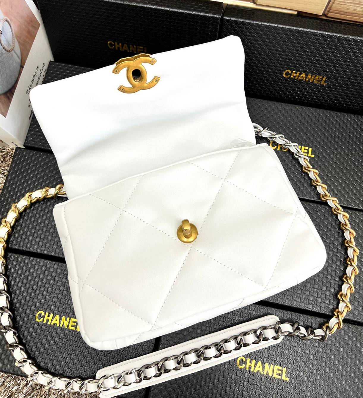 CHANEL 19 FLAP BAG / CHANEL LEATHER SHOULD BAG จำนวนจำกัด_หนึ่งในรุ่นที่สาวๆต้องมีค่า 🌟พร้อมส่ง ที่สุดของความคลาสสิค ห้ามพลาด ก่อนหมดค่ะ! กับกระเป๋าที่สามารถหิ้วได้