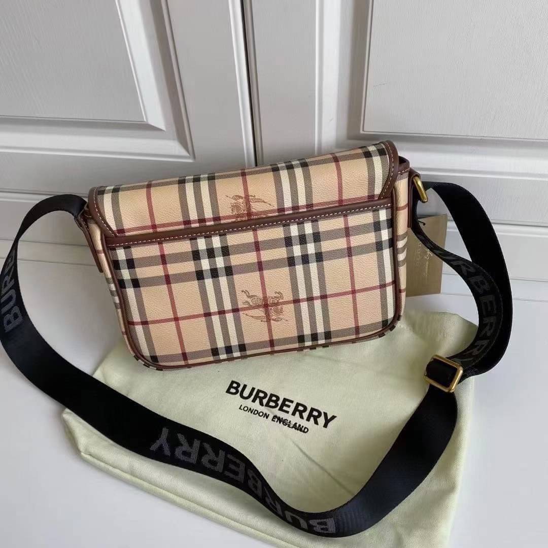 BURBERRY MESSENGER VINTAGE BAG VIP GIFT WITH PURCHASE (GWP) พรีเมี่ยมกิ๊ฟ Limited Edition จาก BURBERRY วัสดุหนังทั้งใบลายวินเทจ ตกแต่งคาดเข็มขัดด้านหน้า เปิดปิดด้วยกระดุมแม่เหล็ก ภายในมีช่องใส่ของโล่งกว้าง สามารถใส่มือถือ ipad mini ของจุกจิกได้ อะไหล่แบรน