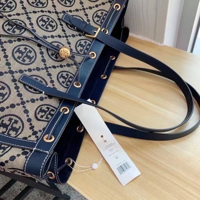 ใบใหญ่ TORY BURCH T MONOGRAM LARGE JACQUARD TOTE BAG กระเป๋าถือหรือสะพายรุ่นล่าสุดดีไซน์ยอดนิยมจาก TORY BURCH FACTORY OUTLET วัสดุ Woven Jacquard & Leather ทอลาย Jacquard Singnature แบรนด์รอบใบสวยอยู่ทรงเป็นเอกลักษณ์ เปิดปิดแบบ Drawstring ขนาดใหญ่มาก กว้า