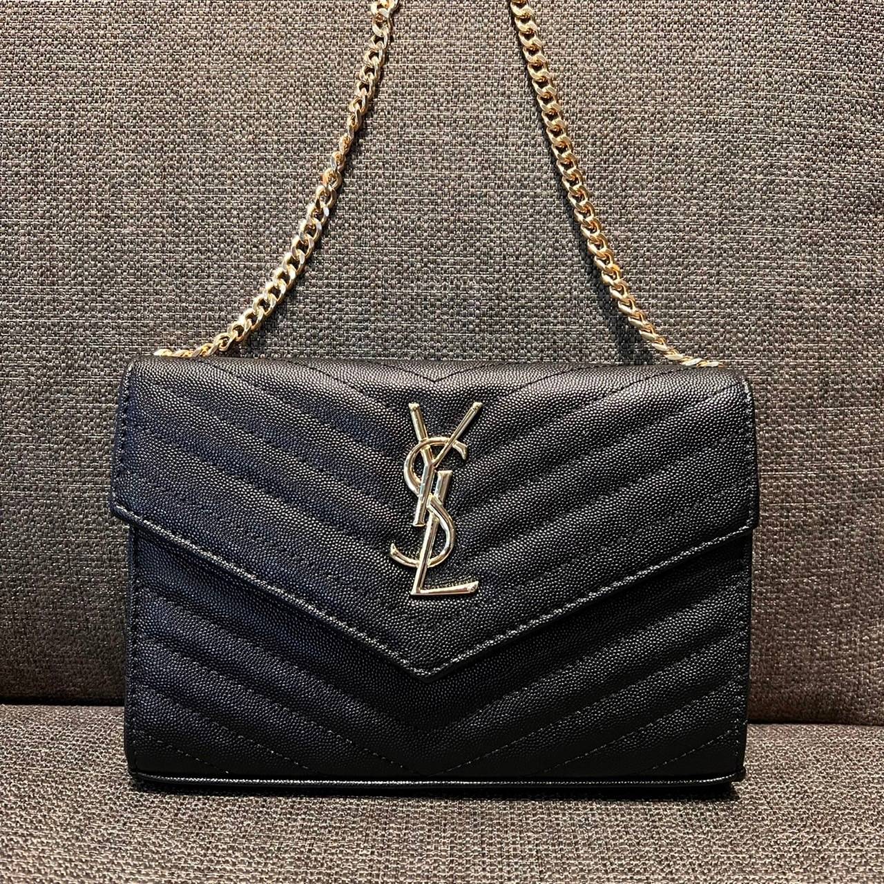 ไม่เคยผิดหวังจริงๆ!! กับรุ่นที่สาวๆรู้กัน Yves Saint laurent clutch bag with chain กระเป๋าสะพายทรง woc สุดฮอต ดีไซน์เรียบหรู โดดเด่นด้วยโลโก้ด้านหน้า เพิ่มดีเทลความผู้ดี วัสดุหนัง pepble ทนทาน ใช้งานง่ายเพียงแค่เปิด-ปิดด้วยกระดุมแม่เหล็ก ภายในแบ่งสัดส่วนไ