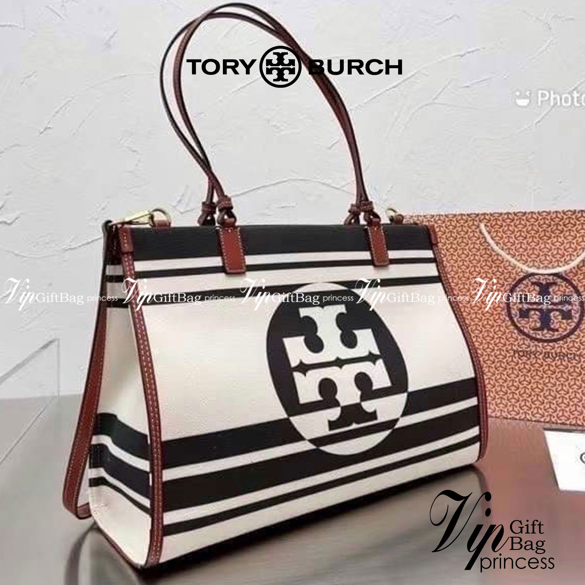 Tory Burch Ella Jacquard Stripe Tote มี 2 ขนาด 10" 13" กระเป๋าสะพาย Tory 😍😍ทรง tote มาใหม่ ผ้าแคนวาสอย่างดี ตัดขอบหนังสีน้ำตาลขนาดกำลังดี จุของได้เยอะเลยค่ะ งานจริงสวยน่าใช้มากๆ