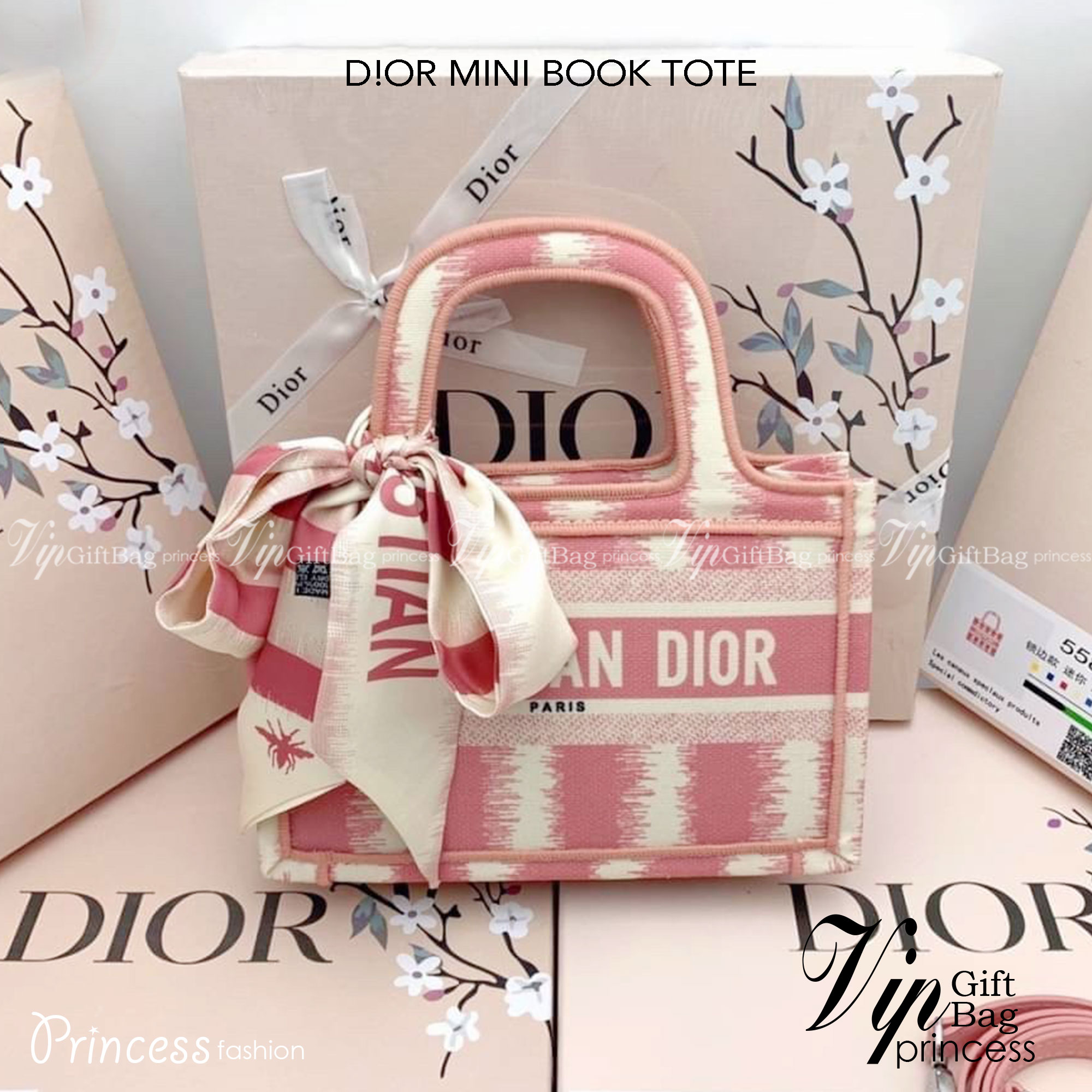DIOR MINI BOOK TOTE กระเป๋าถือทรงมินิโท้ท Shopping สวยคลาสสิค พกพาสะดวก ใช้งานง่ายสุดๆ วัสดุงานทอละเอียดคุณภาพดี ภายในเป็นช่องโล่ง ใบจริงงานสวยเกินเบอร์!! ไม่ผิดหวังจ้า