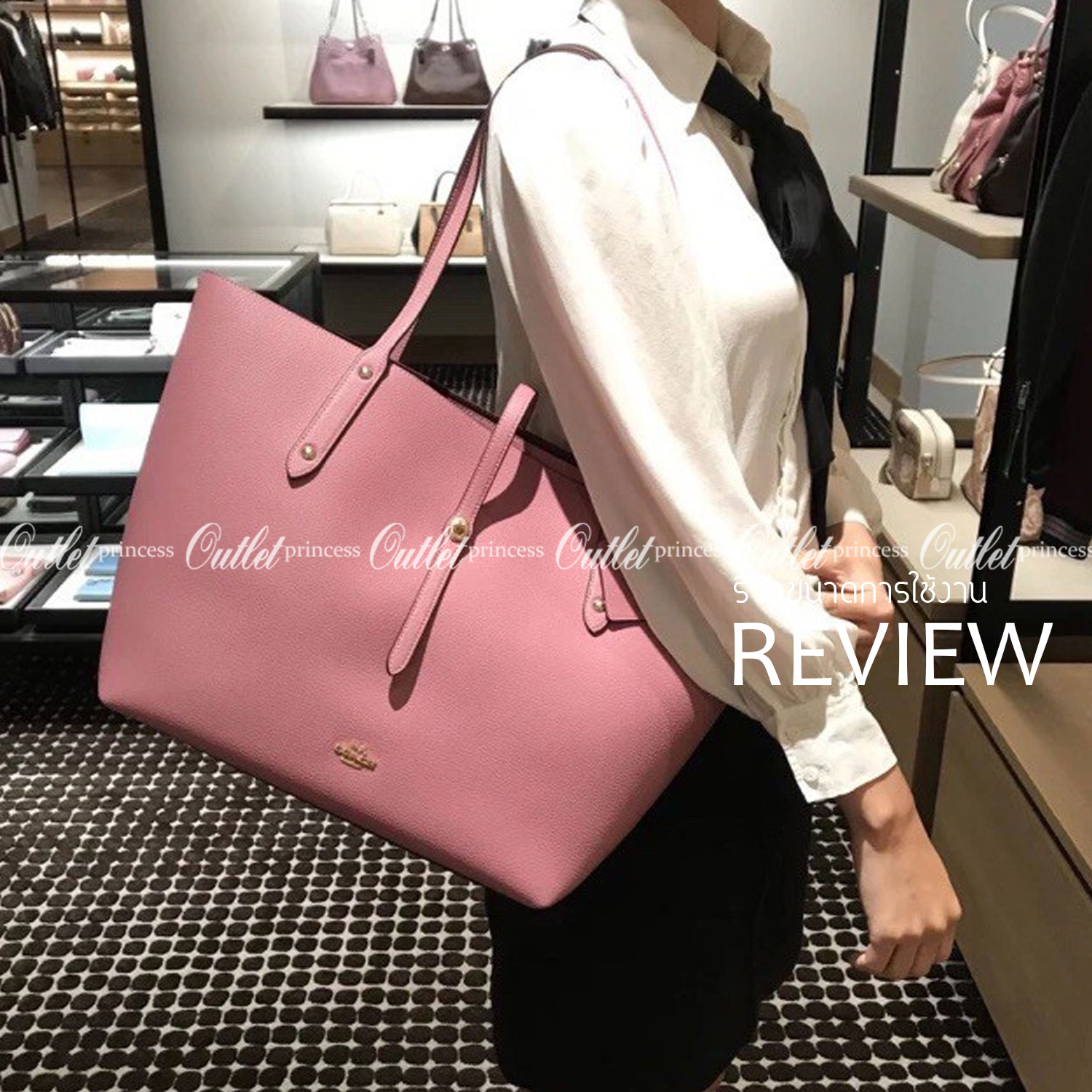 COACH MARKET TOTE กระเป๋าถือใบใหญ่ทรง TOTE ทรงกระเป๋าสวยหรู กระเป๋าใบใหญ่ใส่ของได้เยอะ Tote bag อีกหนึ่งรุ่นฮิต ให้พื้นที่จุของกว้างขวาง เชื่อว่าต้องเคยผ่านตาสาว ๆ มาก่อนแน่นอนค่ะ เพราะเป็นกระเป๋าที่ใช้งานง่าย สะพายไหล่ไปได้ทุกที่ ทุกโอกาส ด้วยขนาดของกระเ