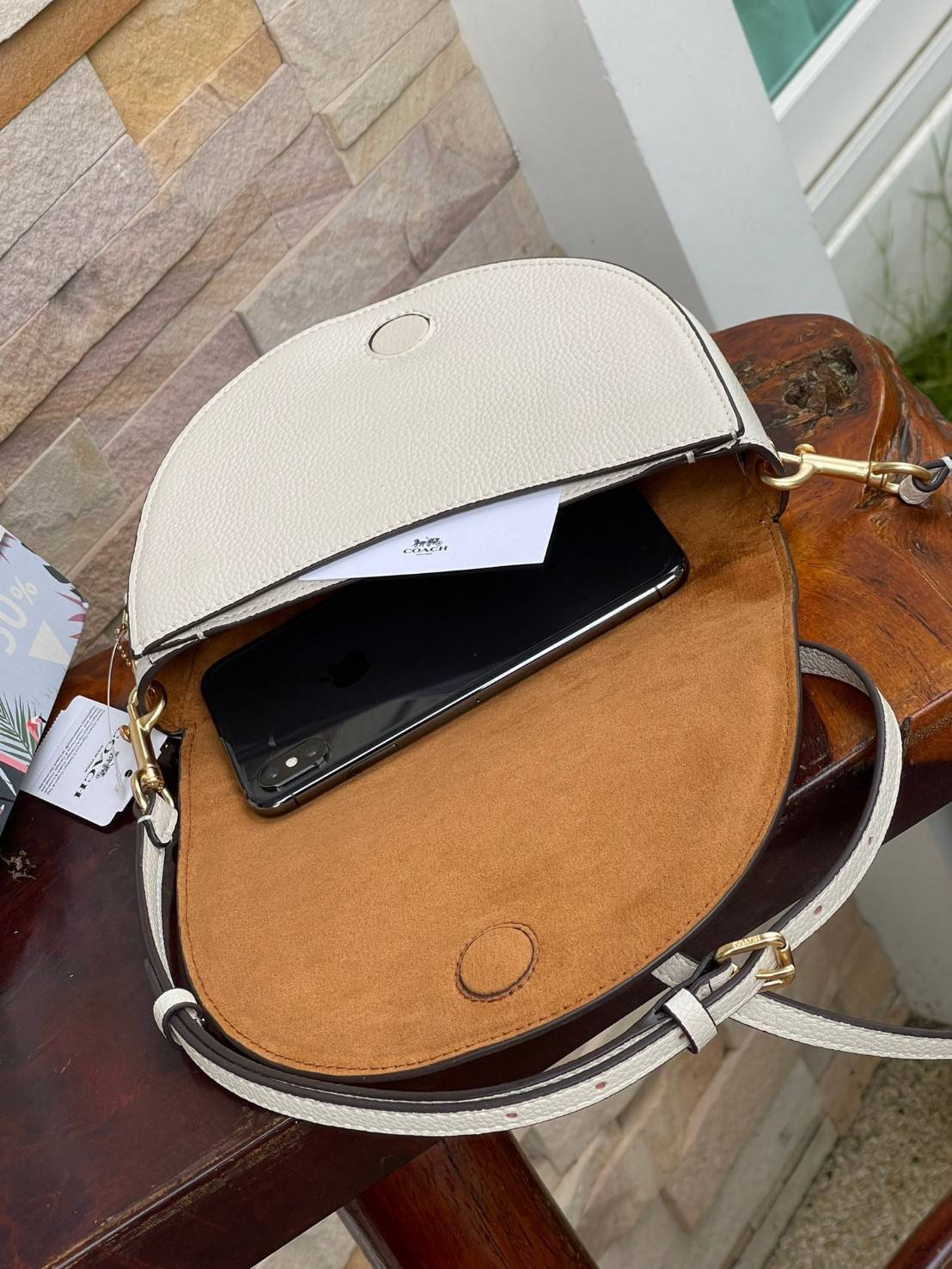 พร้อมส่งที่ไทยครบทั้ง6สีค่ะ 😘 Coach Ellen Crossbody In Signature ((C1432)) กระเป๋าทรงฮาฟมูนรูปทรงคลาสสิก ออกแบบให้มีลักษณะโค้งมน ไม่ดูเป็นทรงแข็งจนเกินไป ดีไซน์และสีของกระเป๋ายังเรียบง่าย เข้าได้กับทุกชุด สะพายครอสบอดี้ร์//สะพายข้าง หรือถือแบบคลัท