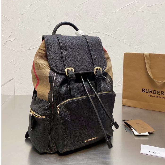 BURBERRY Rucksack Military Backpack / BURBERRY FRAGRANCES VINTAGE 2WAYS RUCKSACK BACKPACK / BURBERRY BACKPACK กระเป๋าเป้ ลาย Vintage Signature สวยคลาสสิค ภายในโล่งกว้างและช่องใส่มือถือสามารถใส่มือถือกระเป๋าสตางค์ของใช้ได้เยอะ หูจับหนัง เป็นเป้ก็ดูดีไอเท็ม
