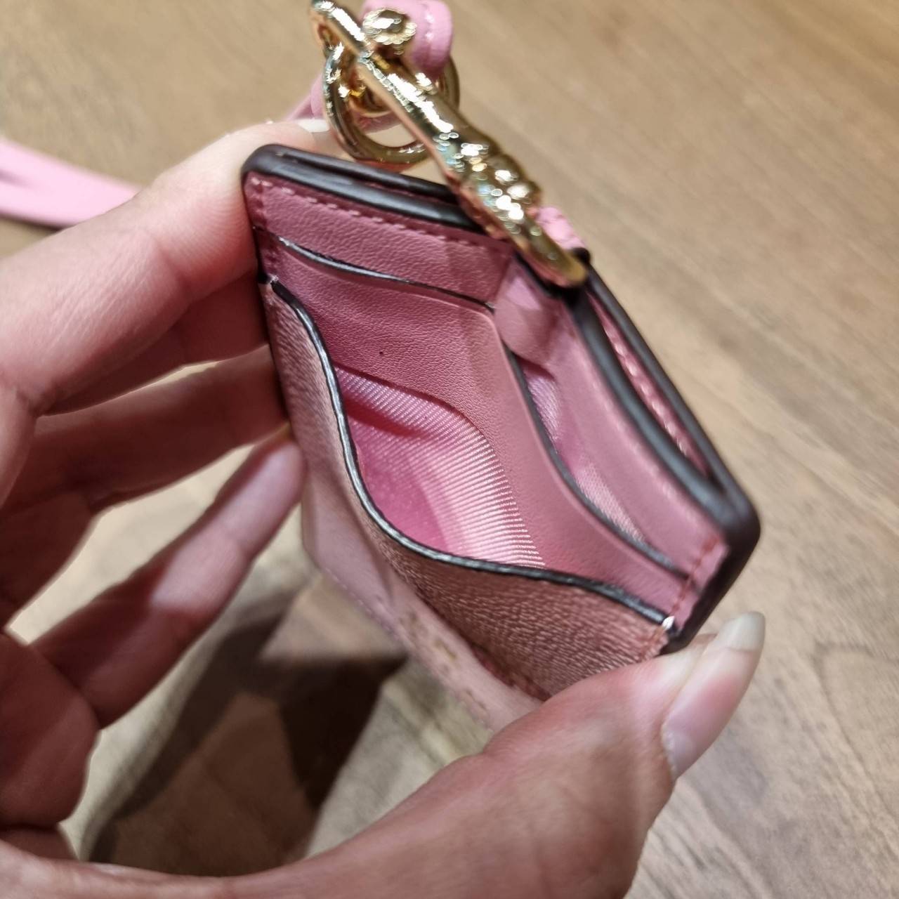 COACH C3305 ID LANYARD IN COLORBLOCK SIGNATURE CANVAS ง่ายๆแบบไม่ธรรมดา!! คลาสสิคแต่มีดีเทลโดดเด่น!! กระเป๋าถนอมบัตร พร้อมสายคล้องคอ ดีไซน์ลวดลายสวย ดูดีทุกแบบ ใช้งานง่าย พกพาสะดวก จะใส่บัตรพนักงาน บัตรเครดิต บัตรปชช. ใบขับขี่ และบัตรอื่นๆที่อยากจะใส่!! ต