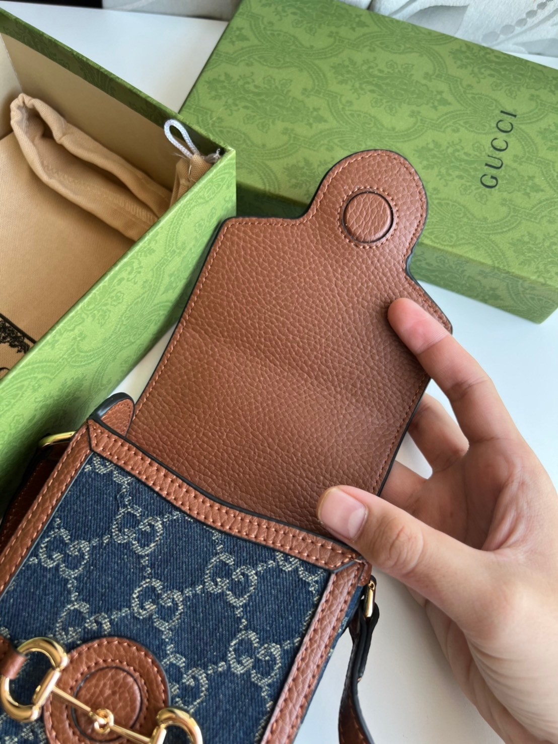 Gucci Horsebit 1955 mini bag / Gucci Phone Bag ออริจินอล เกรดสลับใช้แทนใบจริงได้ รุ่นยอดฮิต ไซส์มินิ ที่ใครๆก็ต้องรู้จัก!! กับกระเป๋าขนาดมินิในรูปแบบผ้าแจ็คการ์ดสีขาวงาช้างและน้ำเงิน ได้รับแรงบันดาลใจมาจากดีไซน์ดั้งเดิม ซึ่งแอคเซสเซอรี่นี้โดดเด่นด้วยรายละ