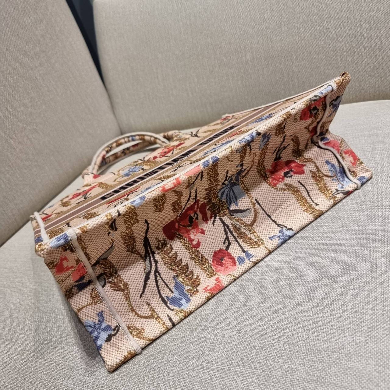 VIP 】HOT ARRIVAL!! DIOR CD SHOPPING BAG WITH GWP กระเป๋าทรงช้อปปิ้งใบใหญ่ จุใจ!! พรีเมี่ยมกิ๊ฟรุ่นดับเบิ้ลฮอต ดีไซน์คลาสสิควินเทจ สวยหรู วัสดุผ้าแคนวาสลายกราฟฟิค ภายในโล่งกว้างมากๆ ใส่ของจุสุดๆ โน้ตบุ้ค ไอแพด กระเป๋าสตางค์ มือถือ หรือเสื้อผ้ายังได้ สะพายค