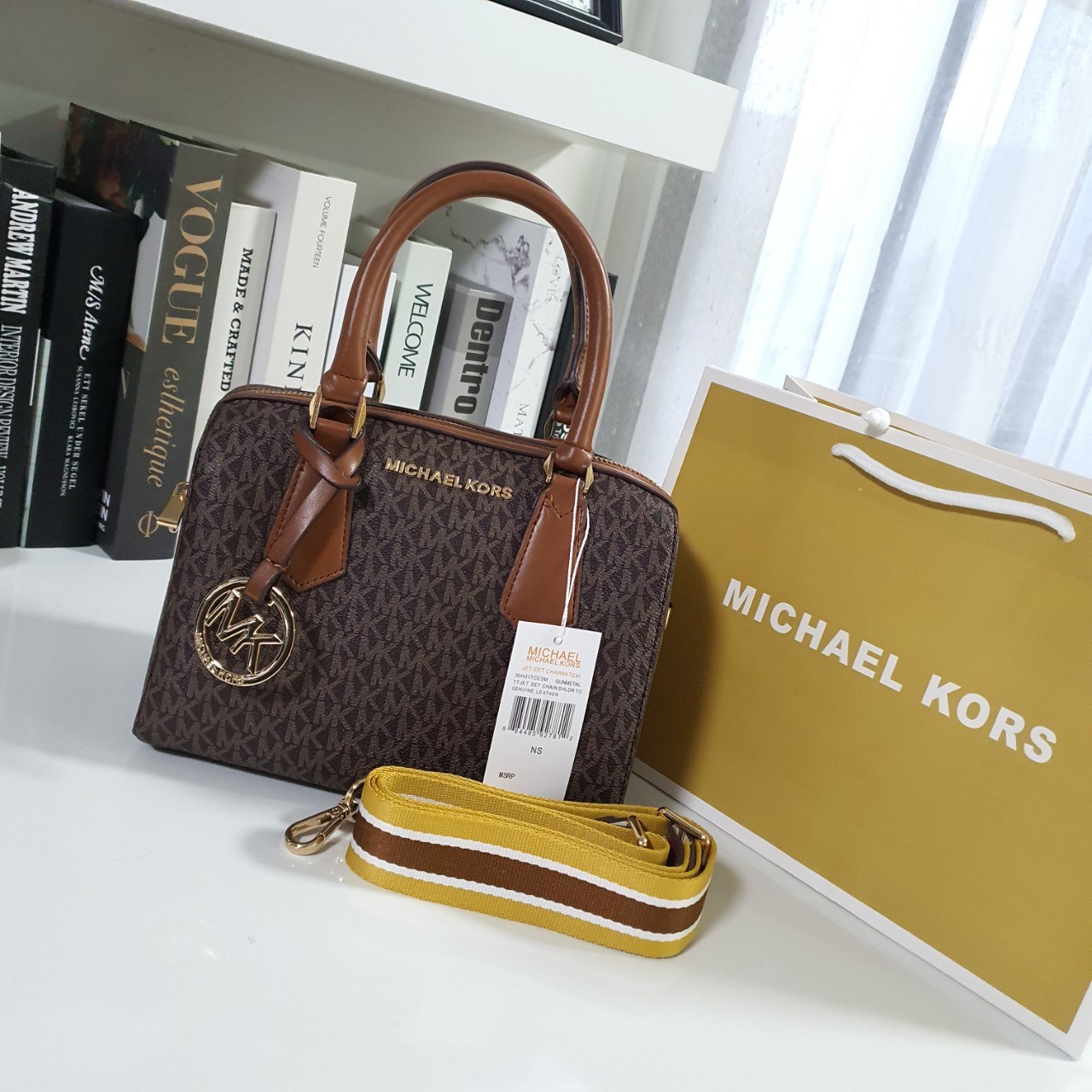 MICHEAL KORS HAYES DUFFLE BAG กระเป๋าสะพายทรงหมอนยอดฮิต ขนาดกลาง วัสดุหนังสังเคราะห์ปั้มลาย MK ทั้งใบ สวยอยู่ทรง ประดับโลโก้แบรนด์ด้านหน้า ด้านในบุผ้าไนลอน มีช่องซิปอีกหนึ่งช่อง สามารถใส่กระเป๋าสตางค์ใบยาว มือถือ iphone เงิน ของจุกจิกได้ มาพร้อมแท็กห้อยสุ