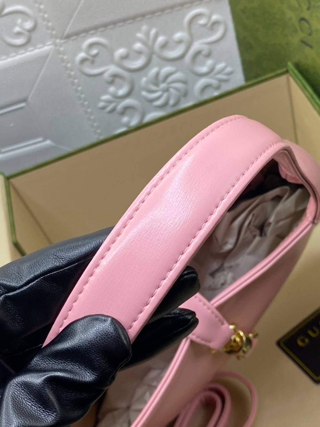 VIP GIFTbag 】หนังแท้ GUCCI Jackie 1961 mini shoulder bag กระเป่ารุ่นฮิตจาก Gucci ต้องบอกเลยว่าสำหรับสาวๆหลายคนนั้น ที่ชื่อชอบ หรือเป็นสาวกกลับแบรนด์อย่าง Gucci ต้องบอกเลยนะว่าสำหรับรุ่นนี้ห้ามพลาดไปทีเดียว บอกว่าได้เป็นตำนานควาวินเทจได้อย่างดี โดยขนาดของต