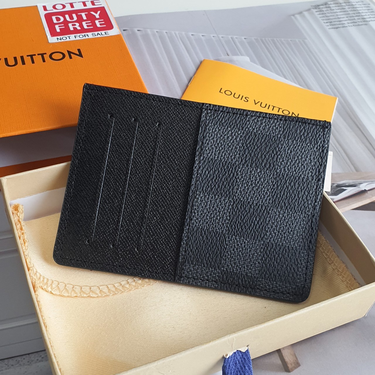 งานหรูเว่อวัง LOUIS VUITTON CARD HOLDER (GWP) 💳 ที่ใส่บัตร จากพรีเมี่ยมกิ้ฟแบรนด์หรู ดีไซน์สวยเก๋ หนังแท้ลายสวยเป็นเอกลักษณ์ ขนาดกำลังดี ใส่บัตรอย่างน้อย 7 ใบ พกพาสะดวก จะซื้อไว้ใส่บัตรใบหรู หรือซื้อให้เป็นของขวัญ ก็ควรค่าที่สุดคะ ห้ามพลาดนะคะ