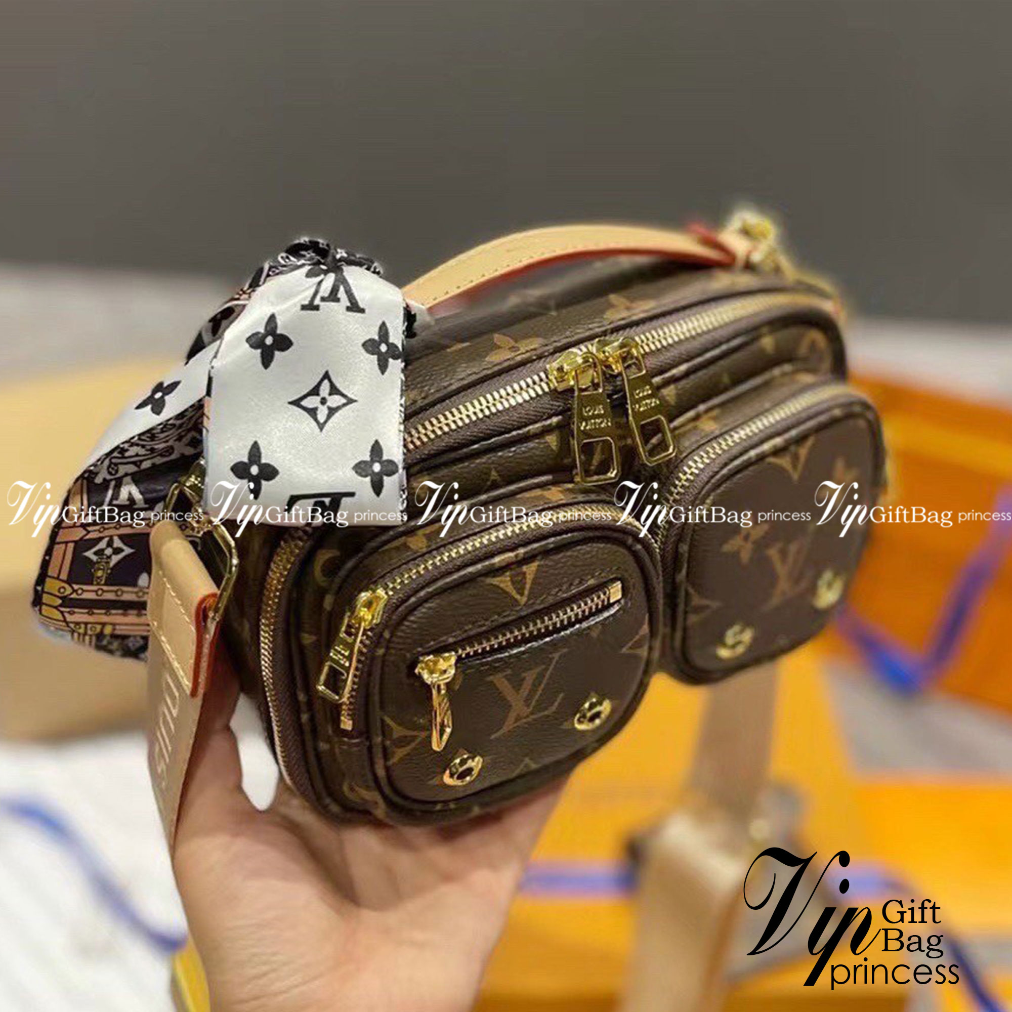 LV UTILITY CROSSBODY BAG กระเป๋าสะพาย และคาดอกได้ เท่มากๆ เลยค่ะ รุ่นนี้เป็น unisex ใช้ได้ทั้งชายหญิง รุ่นตามหา หนังลายโมโนแกรม งานสวย อะไหล่ปั้มทุกจุด ราคาสุดคุ้ม คุณภาพงานตามรูป ถ่ายจากสินค้าจริง สวยปังๆ เลยค่า