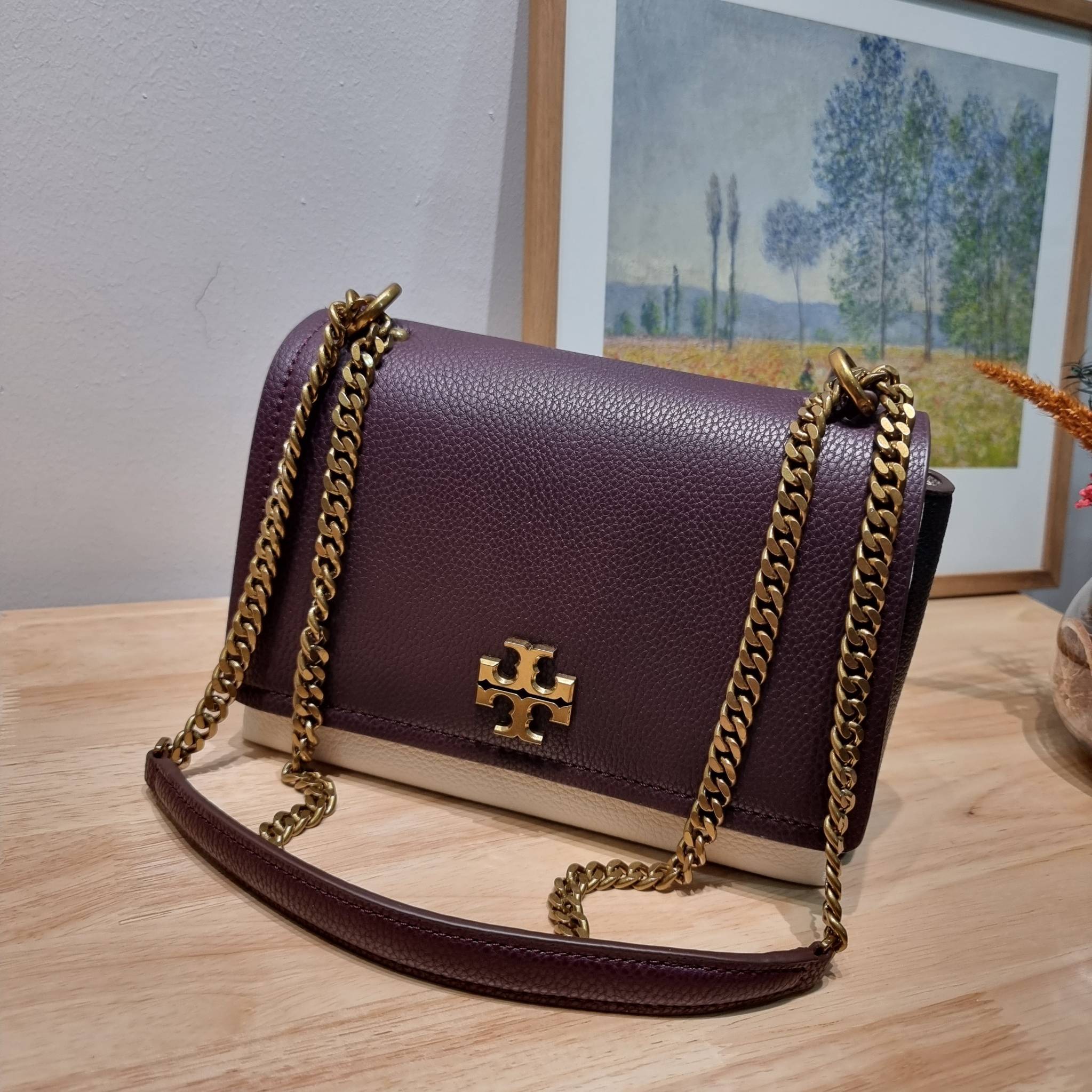 TORY BURCH LIMITED-EDITION SHOULDER BAG รุ่นลิมิเต็ด กับกระเป๋าสะพายไหล่ทรงผู้ดี ที่ผลิตมาในจำนวนจำกัด โดดเด่นด้วยอะไหล่ทองคลาสสิคหรูหรา