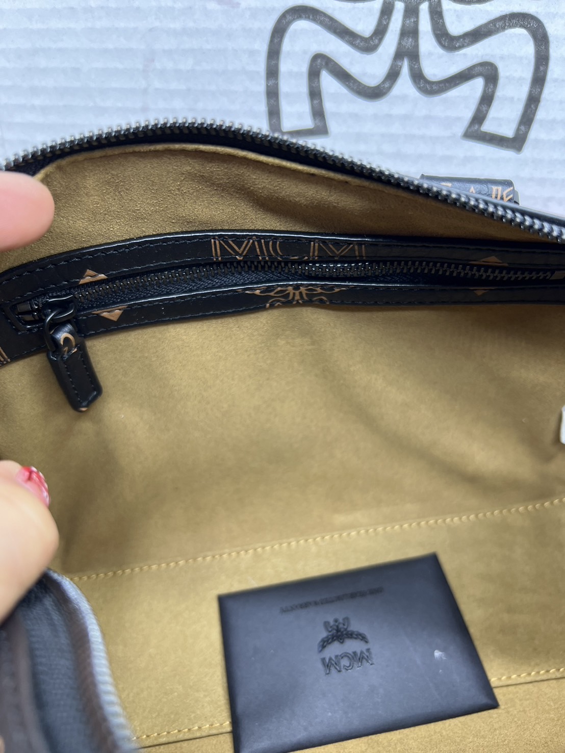 M.C.M Aren Boston Bag in Maxi Visetos with nappa leather trim กระเป๋าสะพายข้างบอสตัน คอลเลคชั่นสุดฮอต ดีไซน์โลโก้ใหม่ เกรดออริ สลับแท้ 1:1 ใช้งานต่างประเทศได้