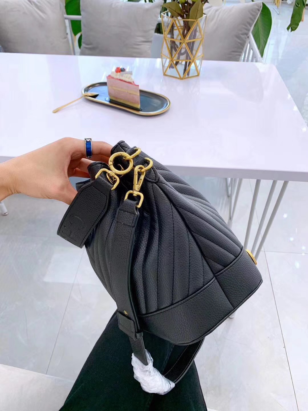 CHANEL Bucket Bag กระเป๋าสะพายทรงบัคเก็ตรุ่นลิมิเต็ด มี 2 แบบให้เลือก หนังเย็บลายตารางและลายริ้ว ตกแต่งโลโก้แบรนด์สวยหรูโดดเด่น ภายในโล่งกว้าง จุของได้เยอะ