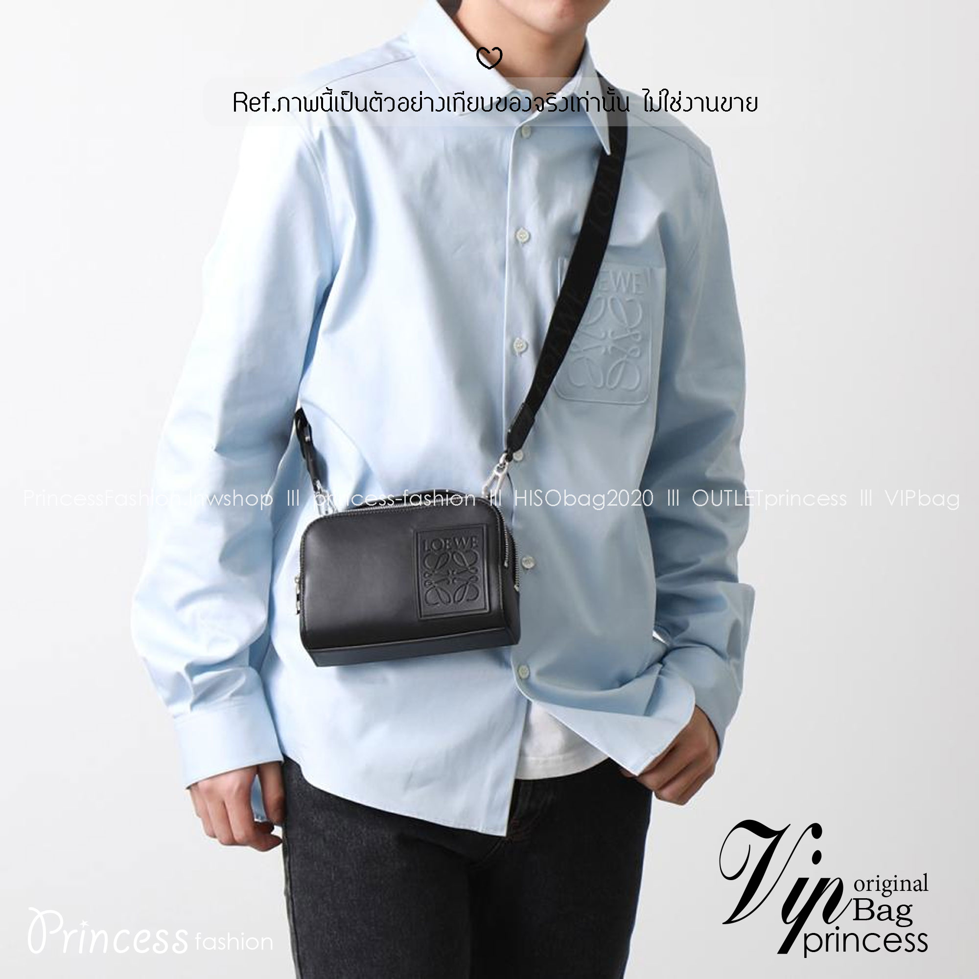 Loewe Mini Camera Crossbody Bag กระเป๋าสะพายทรงกล่อง เรียบหรูเป็นเอกลักษณ์ อย่างแท้จริง ปั้มโลโก้โดดเด่นสีเดียวกับพื้นหนัง ให้ความรู้สึกเรียบง่ายแต่แฝงความคลาสสิกในตัว