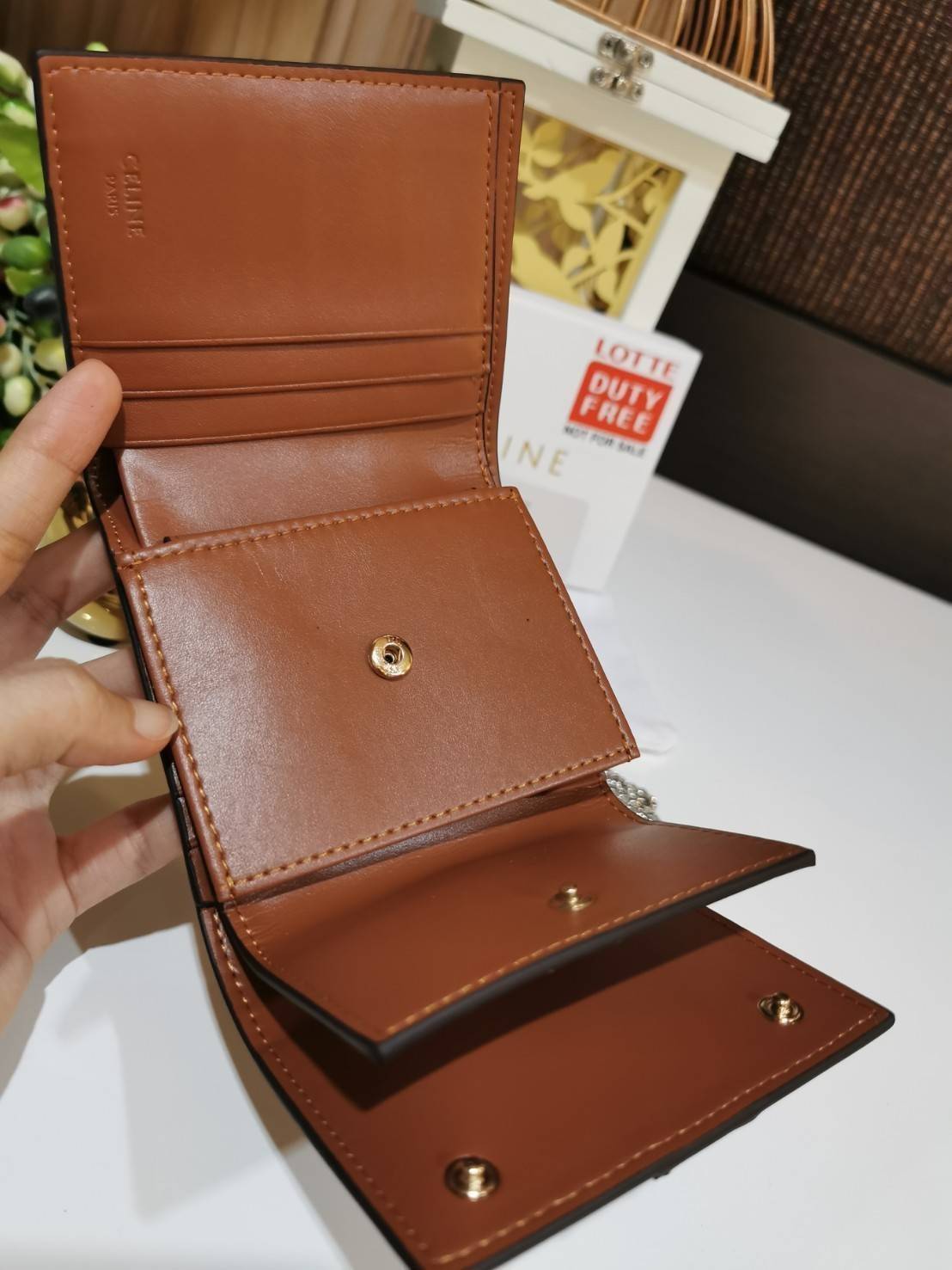 CELINE WALLET BAG WITH CHAIN VIP GIFT WITH PURCHASE (GWP) พรีเมี่ยมกิ๊ฟ Limited จาก CELINE HAUTE PARFUME DUTYFREE COUNTER วัสดุ Triomphe Canvas หนังสวยอยู่ทรงปั้มโลโก้ด้านหน้าเปิดปิดฝาพับกระดุม ภายในมีช่องแบ่งหลายช่อง มีช่องใส่บัตรห