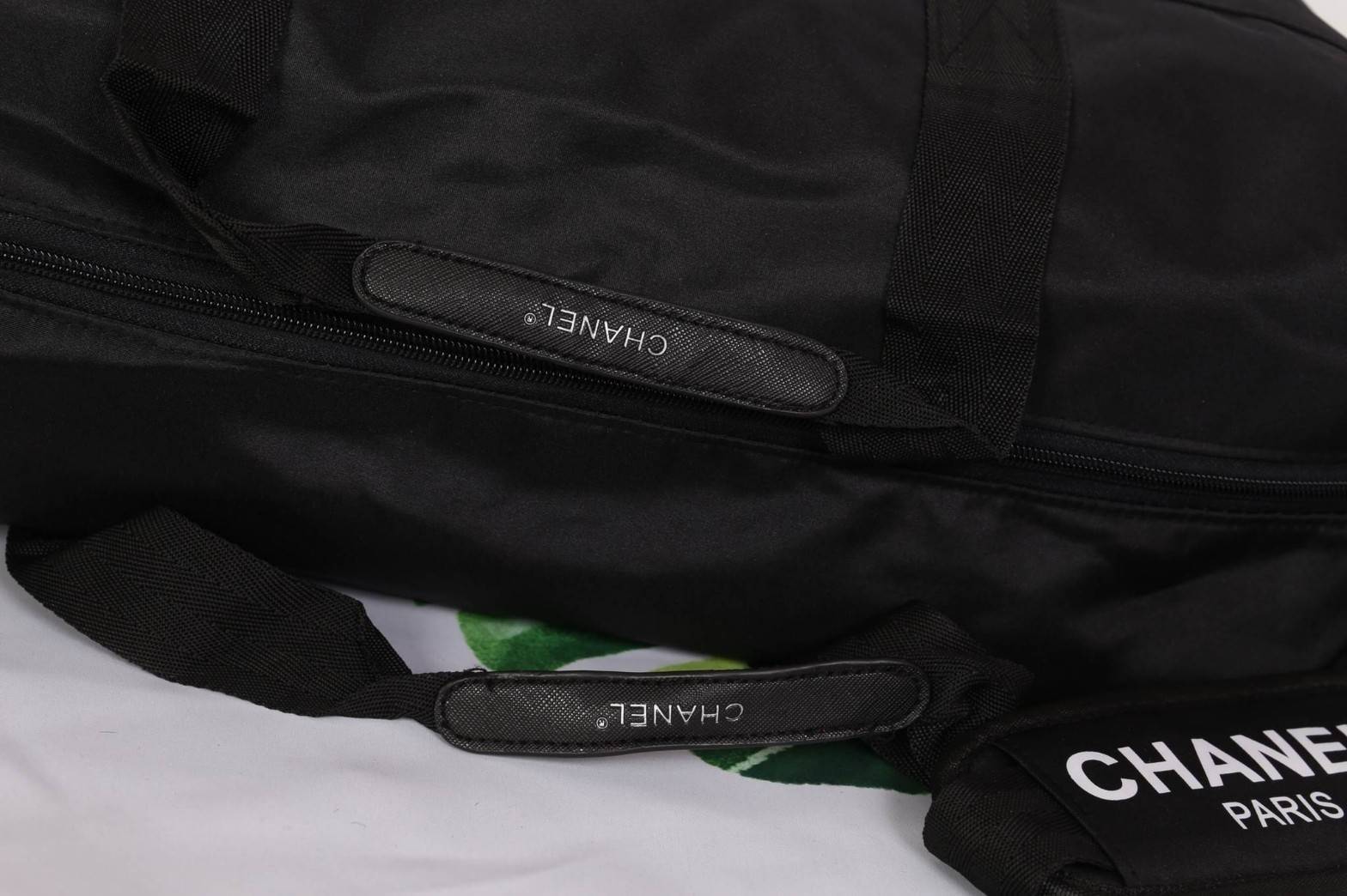 Chanel Authentic VIP Gift Bag Duffle Gym Travel สินค้าเป็นของแท้ รุ่นใหม่ จากเค้าเตอร์เครื่องสำอาง/น้ำหอมของแบรนด์- Chanel vip gift bag ของแท้ 100% ใช้เป็นกระเป๋าเดินทาง/ไปฟิตเนส ไปยิมหรือต่างจังหวัดได้สบายเลยค่ะ หัวซิปปั้มโลโก้ ด้านในเป็นช่องกว้าง และช่อ