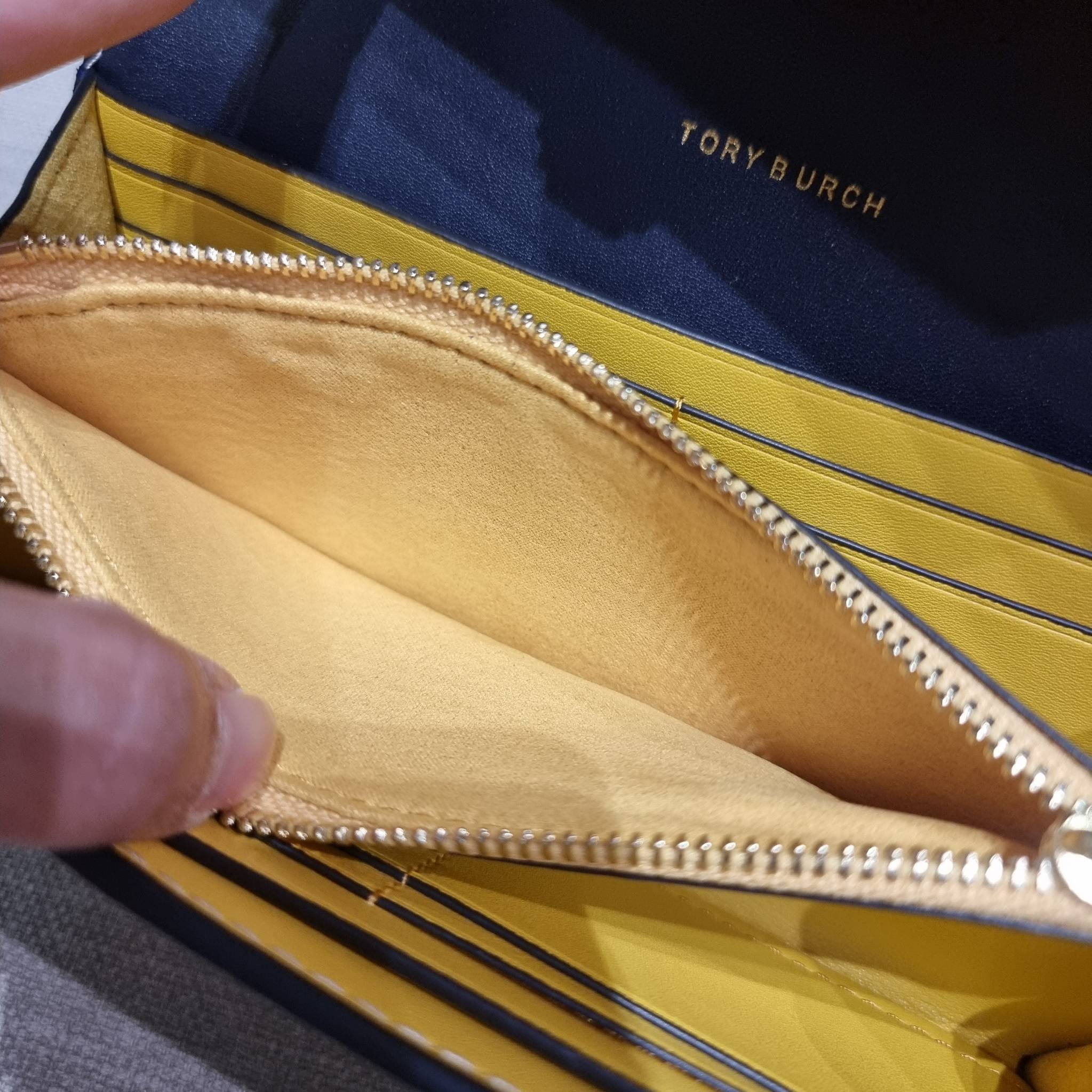 TORY BURCH T MONOGRAM JACQUARD CROSSBODY WALLET best seller ของคอลเลคชั่นนี้ ต้องไม่พลาด กับกระเป๋าสะพายกึ่งกระเป๋าสตางค์ ที่ช่วยให้ชีวิตง่ายขึ้น วัสดุผ้า jacquard ตัดสลับหนังแท้ เปิด-ปิดแบบฝาปิดแม่เหล็ก ภายในใส่ธนบัตรได้ มีช่องใส่บัตร และยังมีช่องซิปอีกด