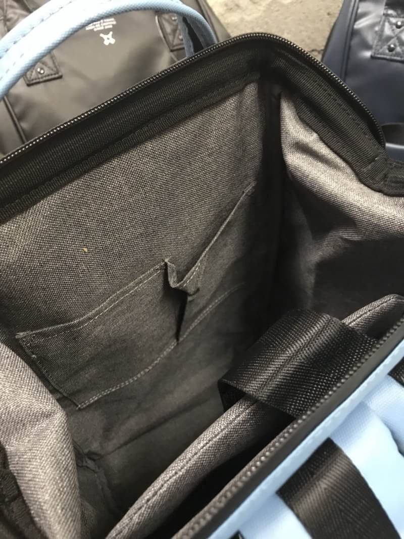 ANELLO WATER RESISTANCE “ Limited Edition “ คอลเลคชั่นใหม่ล่าสุดของรุ่นที่ขายดีติดอันดับ ผลิตจาก Polyester PVC 100%กันน้ำกันฝน ออกแบบกระทั่งช่องซิปไม่ต้องกลัวน้ำซึมผ่าน มีช่องใส่ PC Holder แบ่งช่องใส่ของเป็นสัดส่วน และเป็นระเบียบ ฟังก์ชั่นการใช้งานยังครบเ