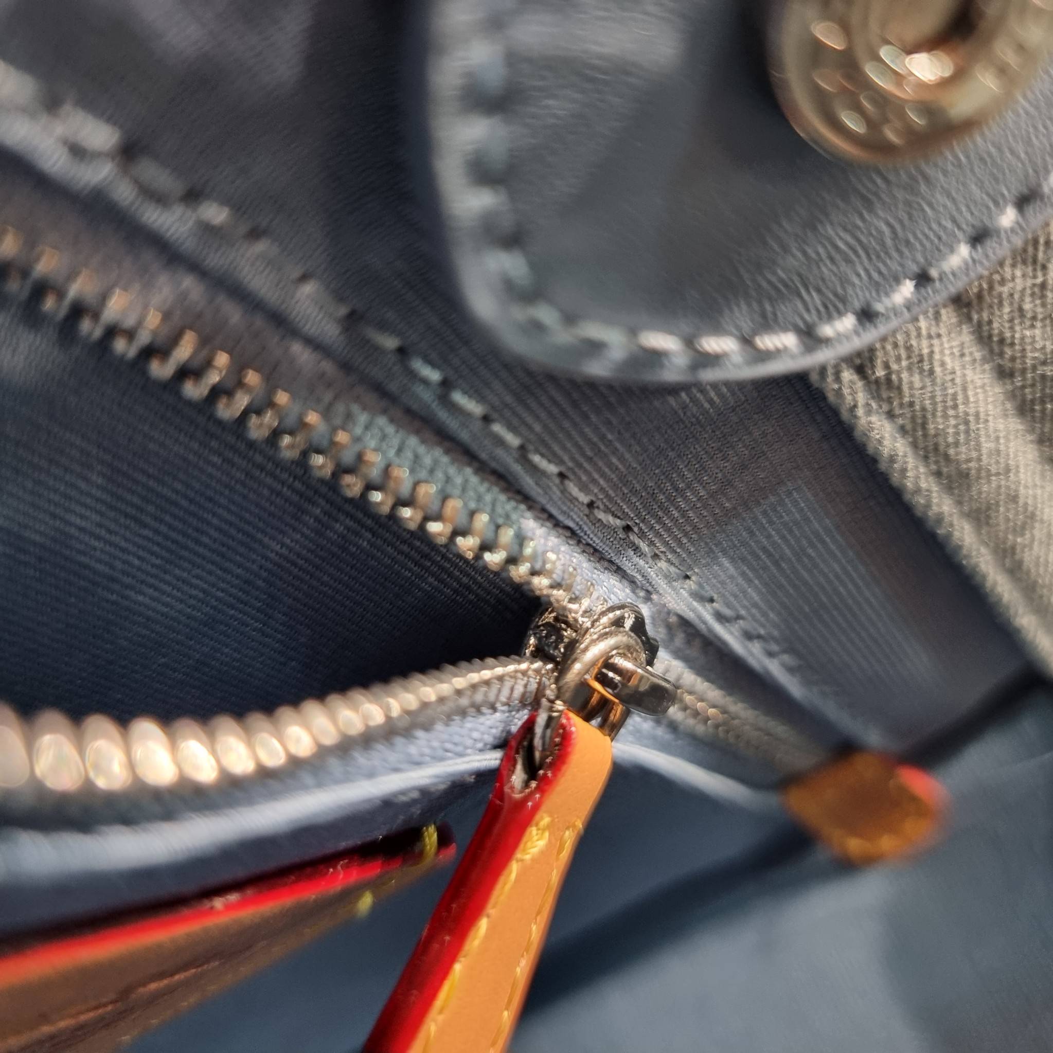 COACH FIELD TOTE 22 IN SIGNATURE DENIM / CJ853 คอลเลคชั่นใหม่ พร้อมสีใหม่ยังไม่เข้าไทย ให้ทุกคนได้มีสวยก่อนใครไปเลย!! กับกระเป๋าทรงโท้ท ไซส์กำลังสวย ดีเทลปั๊มผิวเต็มใบ ดูดี มี texture บวกกับสายสะพายสปอร์ตสีตัดกับกระเป๋า