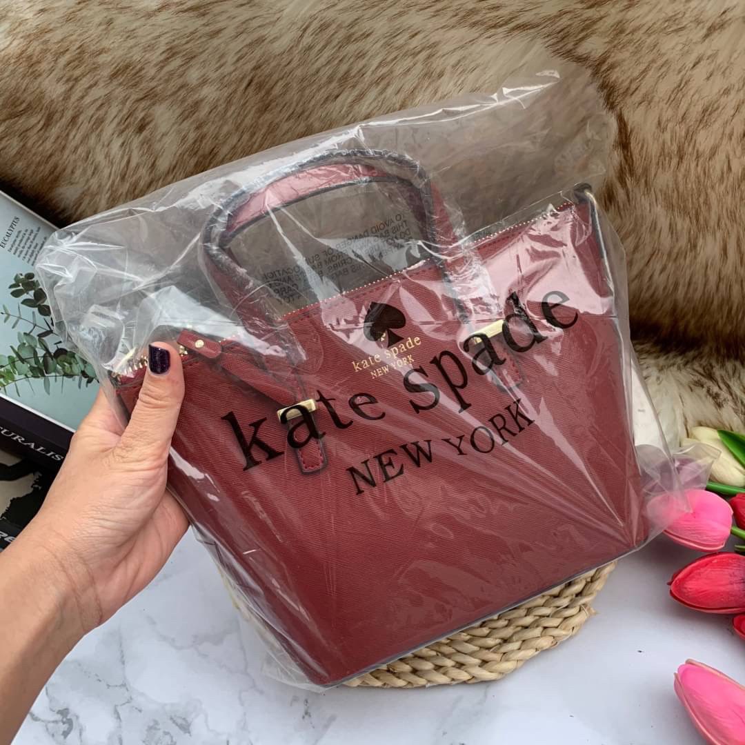 ของแท้ 💯% Kate Spade New York Cross Body Bag กระเป๋าถือหรือสะพาย หนัง Saffiano ภายในมีช่องซิปและช่องเล็ก มีหมุดรองฐานกันรอย 4 มุม อะไหล่ทองทั้งใบ ขนาดกำลังดี ใส่กระเป๋าสตางค์ยาวได้ค่ะ