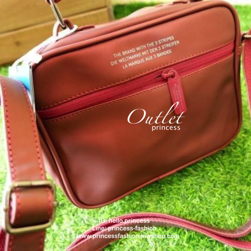 adidas mini airline bag *outlet* กระเป๋าสะพายข้างทรงสปอร์ต ด้านหน้าติดโลโก้แบรนด์ ดีไซน์ลาย 3D ด้านหลังเป็นหนังเรียบ มีช่องซิปสามารถใส่สิ่งของได้ รุ่นนี้เปิดปิดด้วยซิปคู่ ซิปปั๊มแบรนด์ทุกจุด ด้านในเป็นช่องกว้าง มีช่องซิป สายสะพายยาวสามารถปรับระดับได้ สาวก