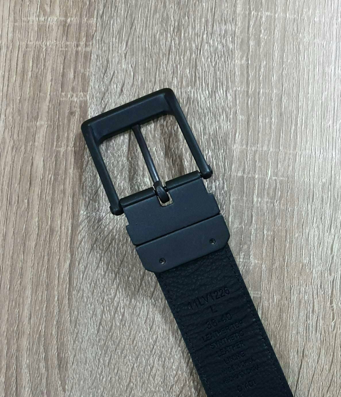 Levi’s Belt and Wallet Gift Set ในเซตประกอบด้วยกระเป๋าสตางค์พับสองตอนและเข็มขัดวัสดุหนังคุณภาพดี กระเป๋าสตางค์ปั้มโลโก้ด้านหน้าภายในมีช่องใส่บัตรและธนบัตรแยกเป็นสัดส่วน เข็มขัดหนังกลับใช้ได้ในทุกโอกาสนะคะ