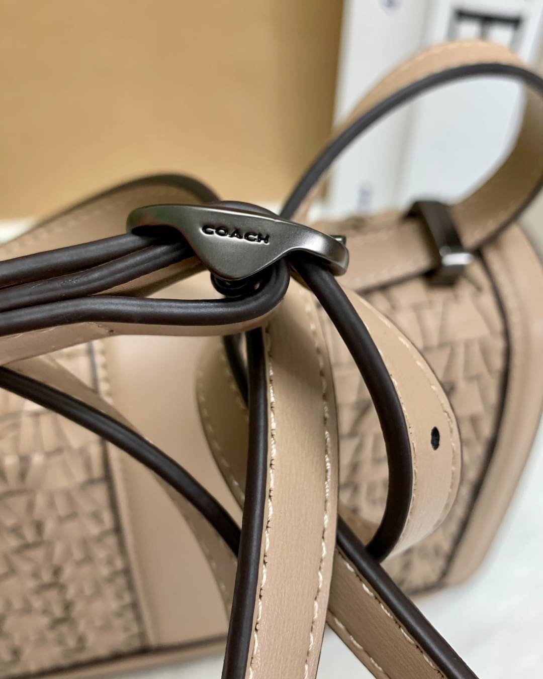 น้องสวย คุณภาพแน่นอีกแล้วจร้าา! COACH ALIE SHOULDER BAG 18 WITH WEAVING ((C2587)) พร้อมส่งความสวย! กระเป๋าสะพายครอสบอดี้ร์หรือสามารถทบเป็นสายคู่ใช้แบบหิ้วหรือคล้องไหล่ได้ด้วย หนังแท้อย่างดีสวยงามค่ะ ด้านหน้าทำหนังแบบสานได้คลาสสิคค่ะ