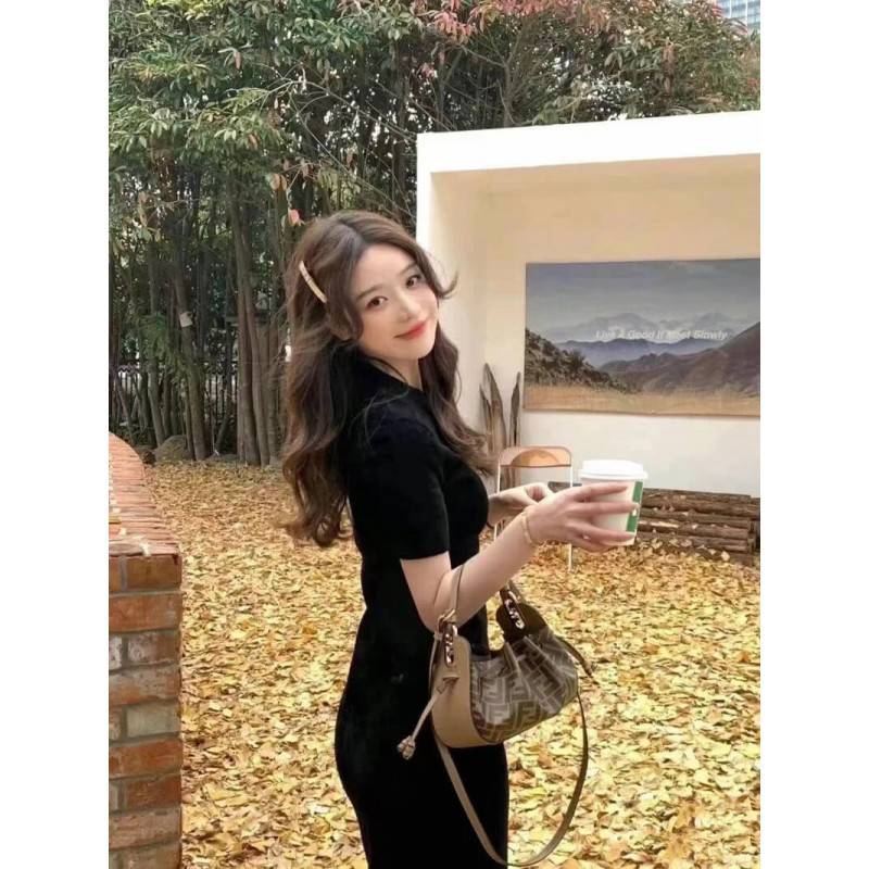 Fendi Pomodorino mini FF leather bag / FENDI FF mini bag รุ่นลิมิเต็ด หายาก ขนาดกำลังสวย ดีไซน์ทรงไม่ซ้ำใคร เก๋ๆตรงดีเทลรูดเก็บปากกระเป๋า วัสดุหนังแคนวาสเคลือบลาย มาพร้อมหูจับในตัว และสายครอสมีมาให้ ปรับได้เล็กน้อย ภายในโล่งกว้าง ใส่ของจำเป็นได้ครบ ใบจริง