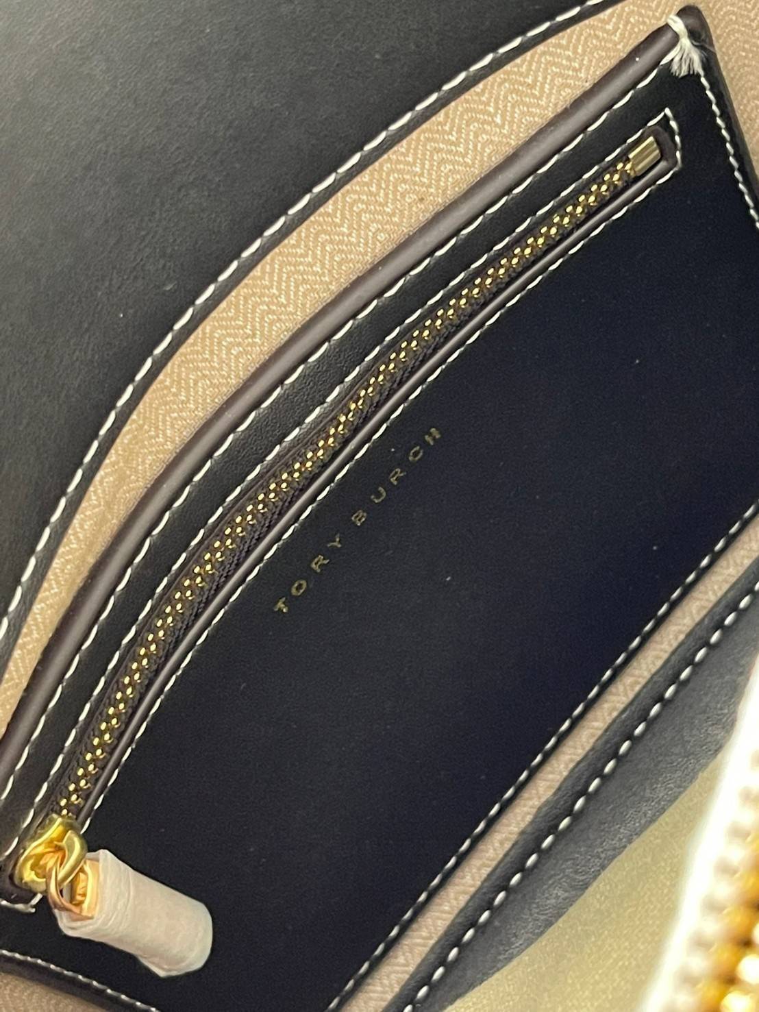 Tory burch lee radziwill pebbled small double bag กระเป๋า Lee Radziwill Double Bag สุดหรู ที่คำนึงถึงการเลเยอร์หนังและหนังกลับอย่างประณีตลงไปในงานดีไซน์ สามารถปรับปากกระเป๋าได้ 3 แบบตามต้องการ พร้อมนำเอาความเป็น American Luxury มาตีความใหม่ผ่านแง่มุมของคว