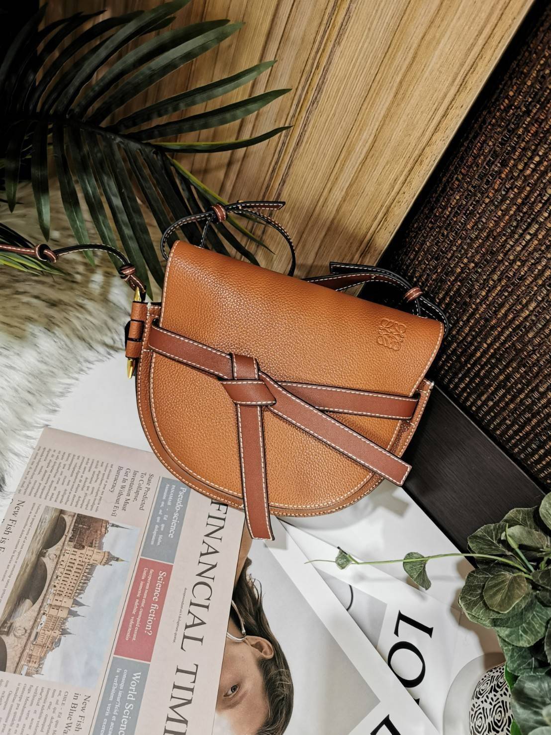 พรีเมี่ยมกิ๊ฟแท้ 100% 】 LOEWE CROSSBODY BAG VIP GIFT WITH PURCHASE (GWP) กระเป๋าถือหรือสะพาย Limited จาก LOEWE DUTYFREE COUNTER วัสดุ Canvas & Leather Calfskin หนังแท้รูปทรงอานม้าสวยอยู่ทรง เปิดปิดด้วยฝาปิดแต่งด้วยสายรัดหนัง