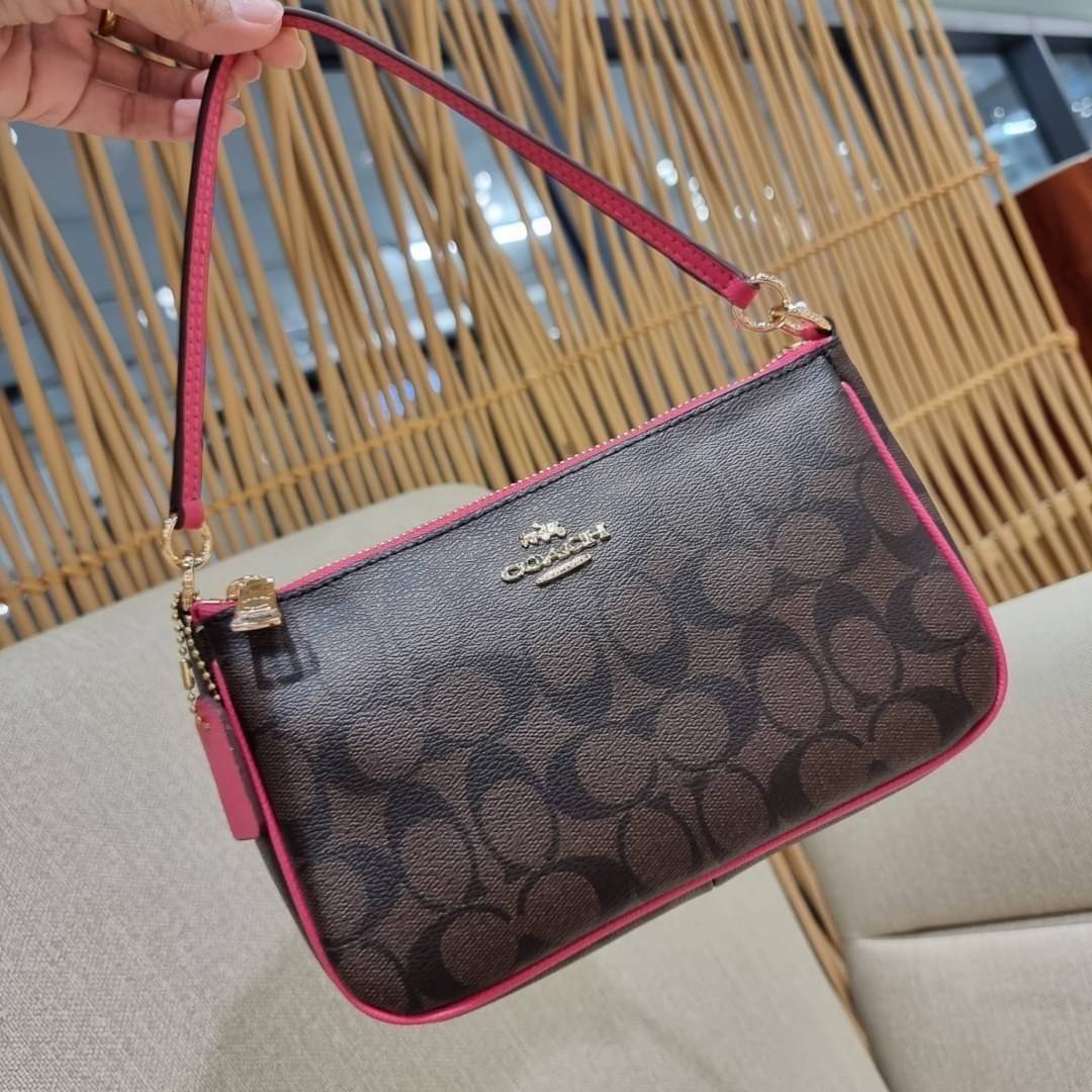 COACH 36674 TOP HANDLE POUCH IN SIGNATURE JACQUARD กระเป๋าทรงพอช ยอดฮิต ยกขึ้นแท่น ด้วยดีไซน์ที่ออกมาให้ใช้งานได้ง่าย ขนาดกำลังเหมาะ วัสดุหนังแคนวาสทนทาน ดีไปหมดขนาดนี้!! คุณลูกค้าถึงสั่งกันรัวๆจริงๆ ภายในโล่งกว้าง ใส่โทรศัพท์ได้ทุกรุ่น มาพร้อมสายคล้องแขน