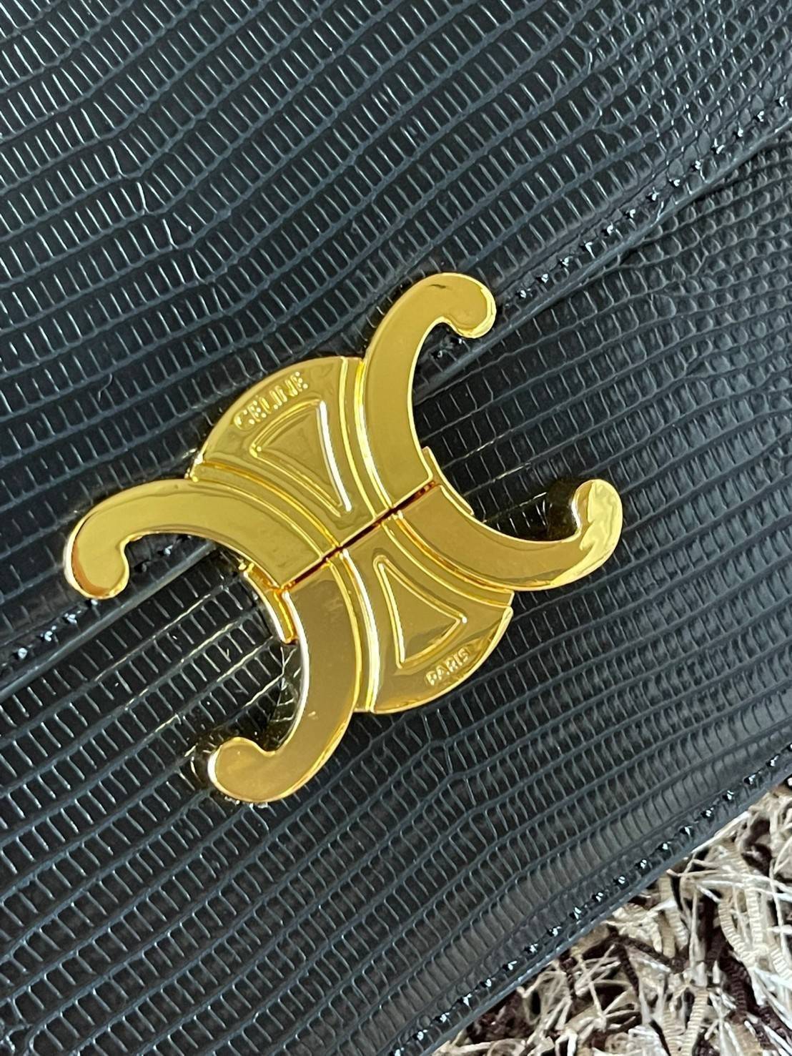 Celine MEDIUM TRIOMPHE BAG IN SHINY By croc มีรูปทรงเป็นกล่องคล้ายกับกระเป๋า Classic Box แต่มีการออกแบบโลโก้ที่สะดุดตาแบบวินเทจ ด้วยดีไซน์หรูหราและที่ดูโฉบเฉี่ยวเ้วยลงดลายcroc มีความคลาสสิคอย่างเต็มเปี่ยม ทำให้เป็นที่ดึงดูดความสนใจของสาวๆ ด้วยความคล่องตัว