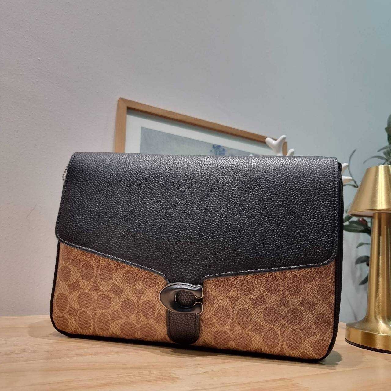 COACH Soft Tabby Messenger In Signature Canvas C8430 CH769 ไอเท็มที่หนุ่มๆต้องไม่พลาด กระเป๋าทรงแมสเซนเจอร์ใบใหญ่กำลังพอดี พร้อมด้วยสายสะพาย 2 เส้น