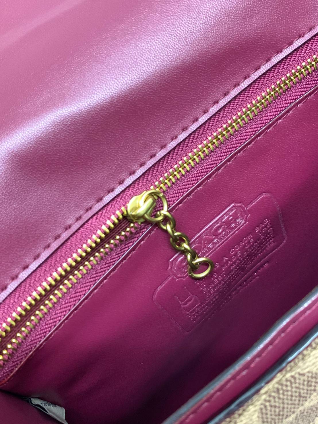 Coach Turnlock Flap Square Pouch in Signature Leather Bag ❤️สวยวินเทจมากๆค่ะ กระเป๋าสะพายแบบครอสบอดี้ร์//สะพายข้าง วัสดุหนังแท้ หนังนิ่มไม่แข็งทื่อนะคะ😘 ลายC ตัดขอบหนังเรียบ เปิดปิดกระเป๋าแบบหมุนล็อค ภายในในโล่ง กว้าง ใส่ของได้จุ มีช่องซิปใ