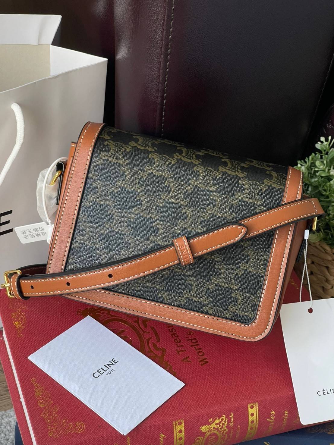 VIP 】Celine TEEN MEDIUM TRIOMPHE BAG IN TRIOMPHE CANVAS สาวๆที่กำลังมองหากระเป๋าน่ารักเอาไว้ใช้ในวันสบาย ๆ แต่ไม่รู้เลือกกระเป๋า Celine รุ่นไหนดี แนะนำรุ่นนี้เลยคะ เป็นกระเป๋าสะพายข้างขนาดกำลังดี สวยแบบคลาสสิก หรูหราด้วยแคนวาสเคลือบลาย Triomphe อีกทั้งยัง