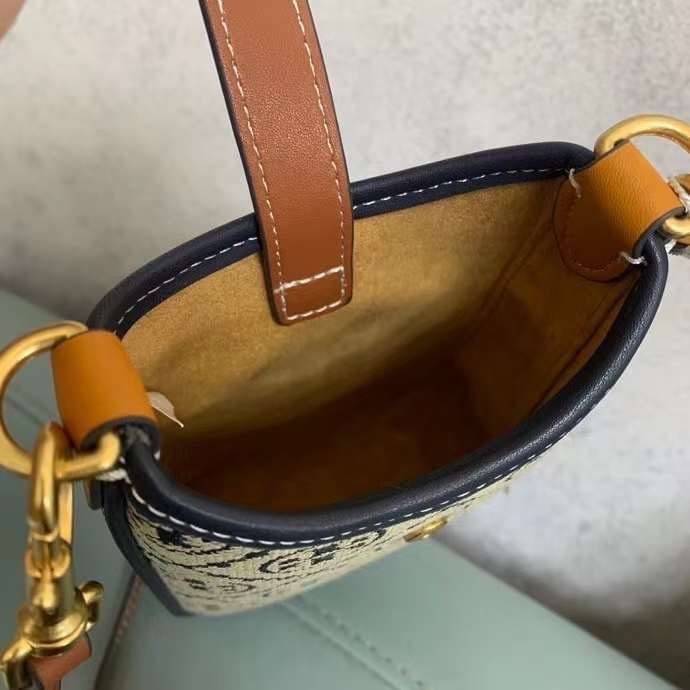 Tory Burch T Monogram Phone Crossbody / Tory Phone Bag พร้อมส่ง กระเป๋าใส่โทรศัพท์ สวยคม ด้านหลังมีช่องใส่บัตร