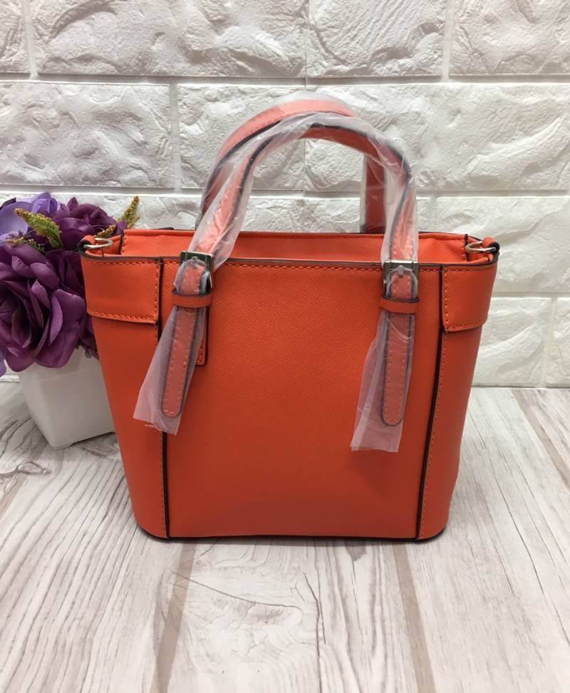 GUESS SAFFIANO MINI CROSS BODY BAG กระเป๋าถือหรือสะพายรุ่นยอดนิยมจาก GUESS หนัง Saffiano สวยอยู่ทรงสไตล์ PRADA ขนาดกำลังดีน้ำหนักเบา ด้านหน้าประดับโลโก้แบรนด์ พร้อมพวงกุญแจโลโก้แบรนด์ห้อยที่หูกระเป๋าสามารถถอดเเยกใช้ได้ เปิดปิดด้วยซิปสะดวกใช้ ภายในมีโลโก้ 