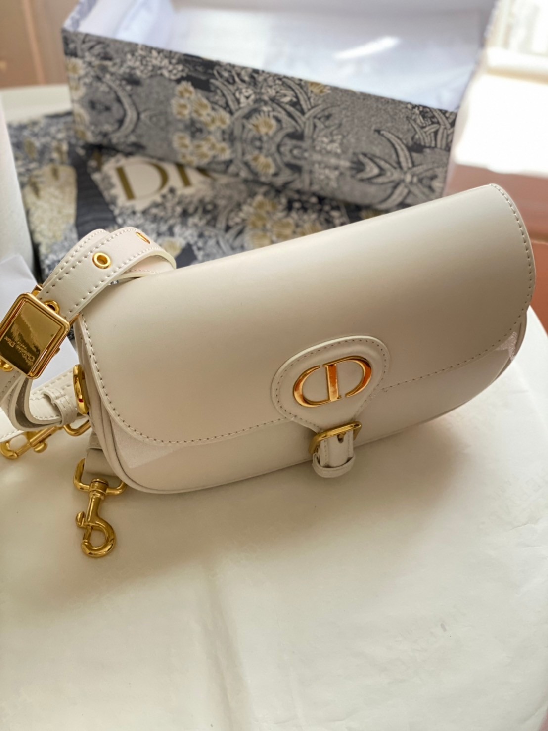 หนังแท้ DIOR BOBBY EAST-WEST BAG พร้อมส่งที่ไทย งานหนังแท้ทั้งใบเกรดออริจินอล ภาพสินค้าถ่ายจากงานขายจริง ใช้งานต่างประเทศได้ รุ่นใหม่ในฤดูกาลนี้ เพิ่มความทันสมัยให้กับซิลลูเอทของ Hobo ผ่านเส้นสายที่สง่างามและสัดส่วนที่กลมกลืนกัน สไตล์หนังลูกวัว โดดเด่นด้ว