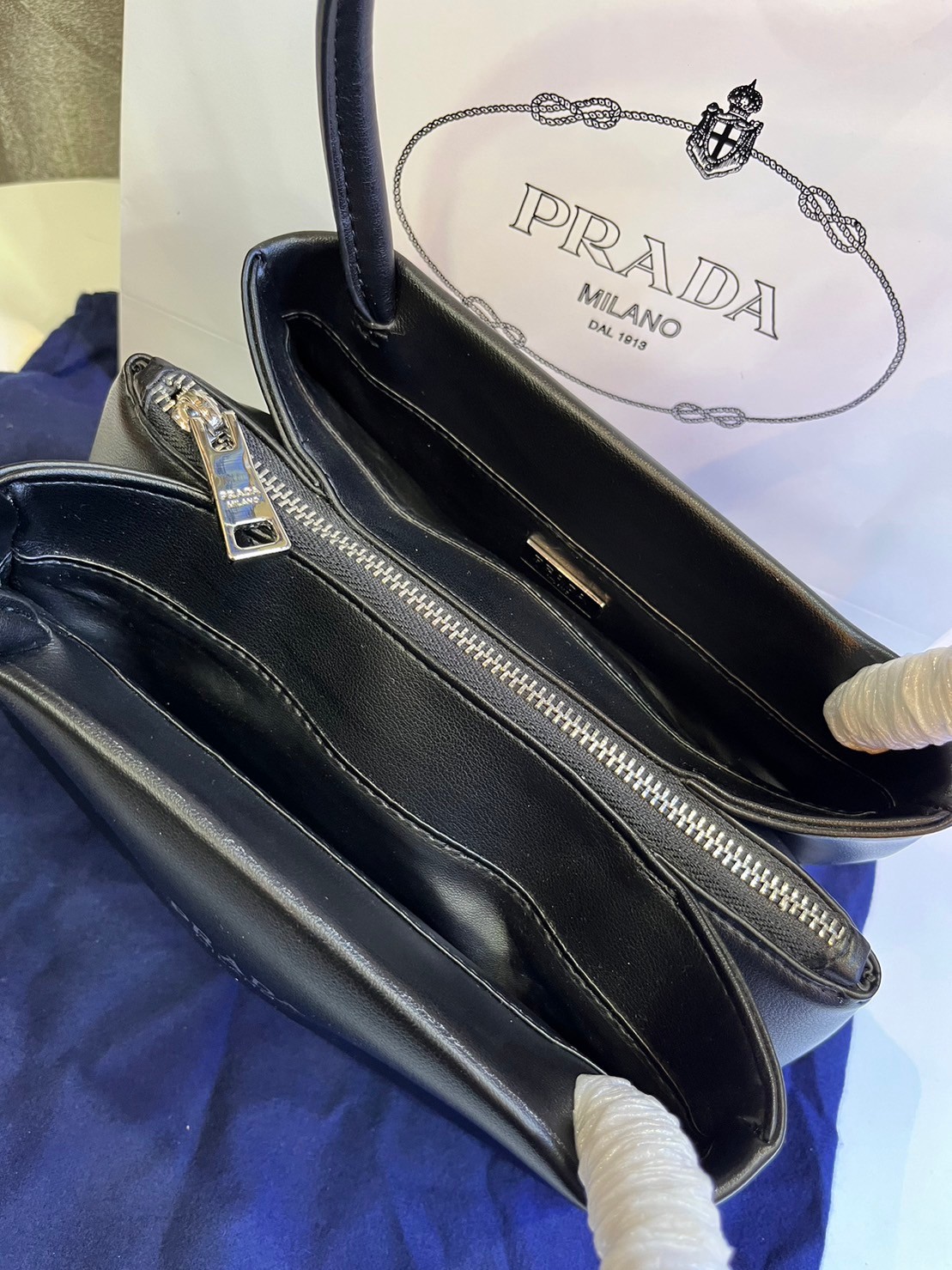 Prada Leather mini-bag / Prada small logo-embossed shoulder bag / PRADA LEATHER HANDBAG พร้อมส่งที่ไทย กระเป๋าถือหูจับในตัวรูปทรงคลาสสิค หนังเรียบสวยหรู ผิวสัมผัสดีงาม **สินค้าเกรดออริจินอล 1:1 สลับแท้