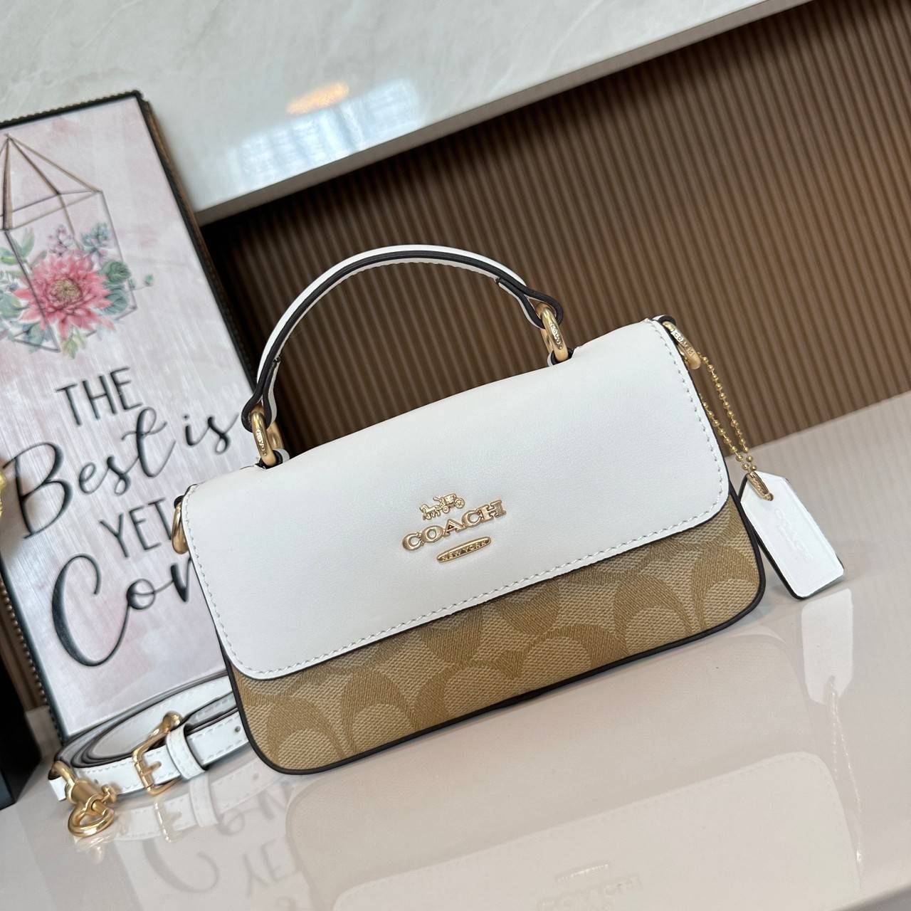 Coach Mini Josie Top Handle Crossbody In Blocked Signature Canvas (cc340) ใหม่ล่าสุด กระเป๋าสะพายหรือถือใบเล็กกระทัดรัด วัสดุหนังตัดขอบหนังแท้ ภายในช่องโล่งกว้างสามารถใส่โทรศัพท์ iPhonePro max ได้ มีช่องใส่บัตรเครดิต 2 ช่อง เปิดปิดด้วนกระดุมแป๊ก ซับในผ้า 